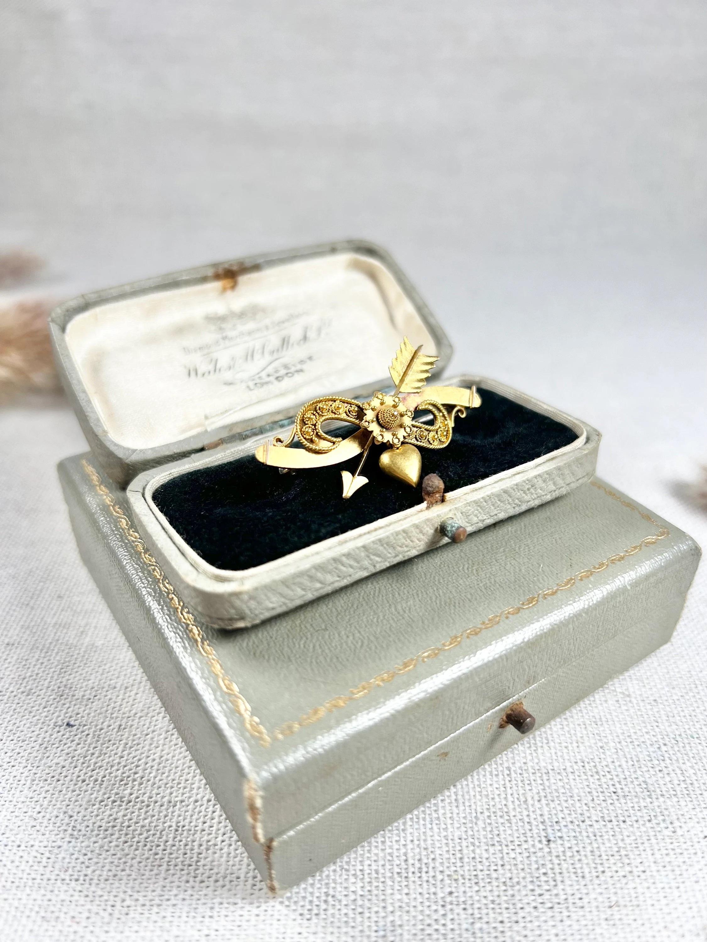 15ct Gold viktorianischen Bogen geformt Herz & Arrow Brosche mit etruskischen Gold Arbeit im Angebot 5