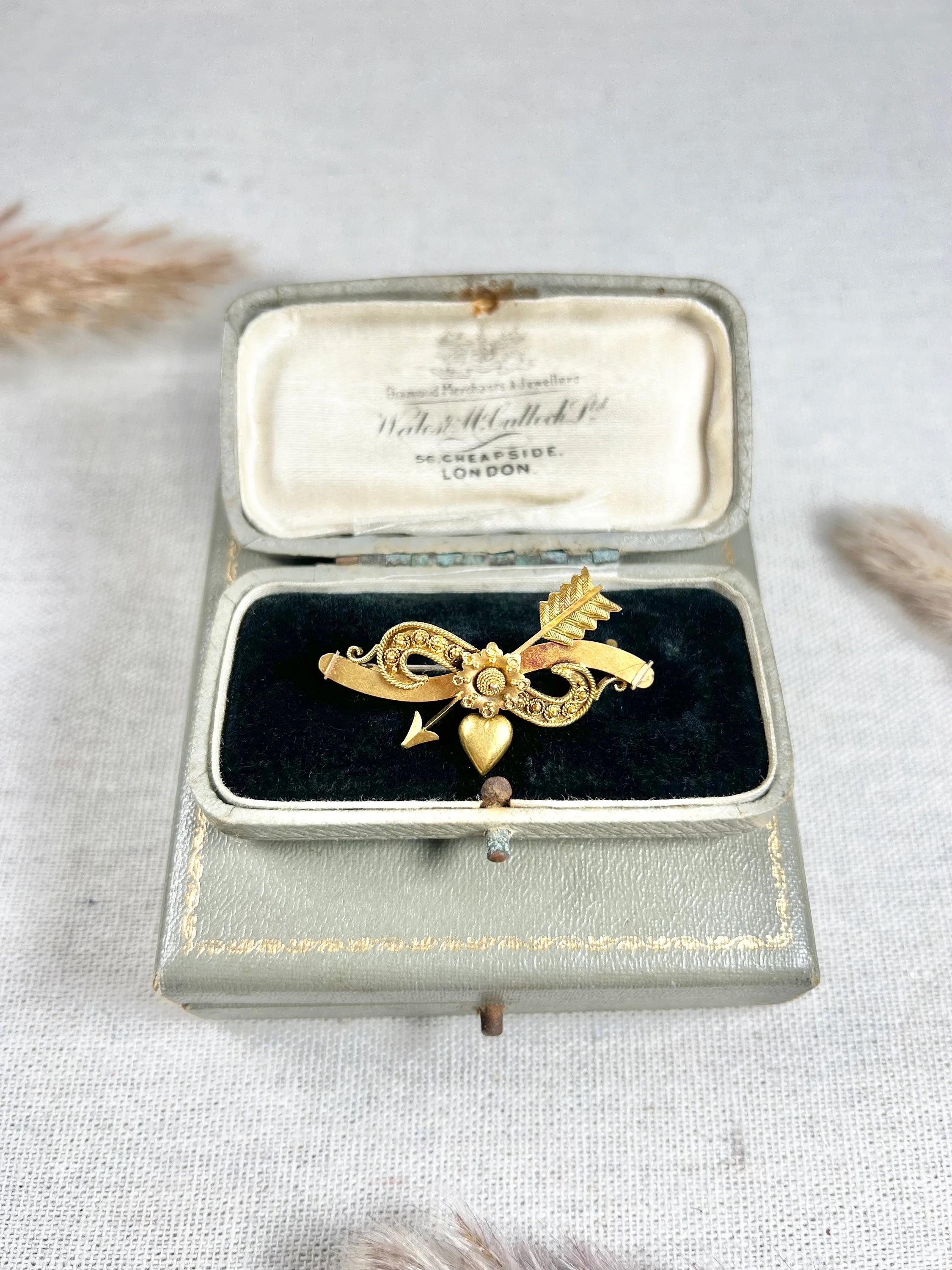15ct Gold viktorianischen Bogen geformt Herz & Arrow Brosche mit etruskischen Gold Arbeit im Angebot 6