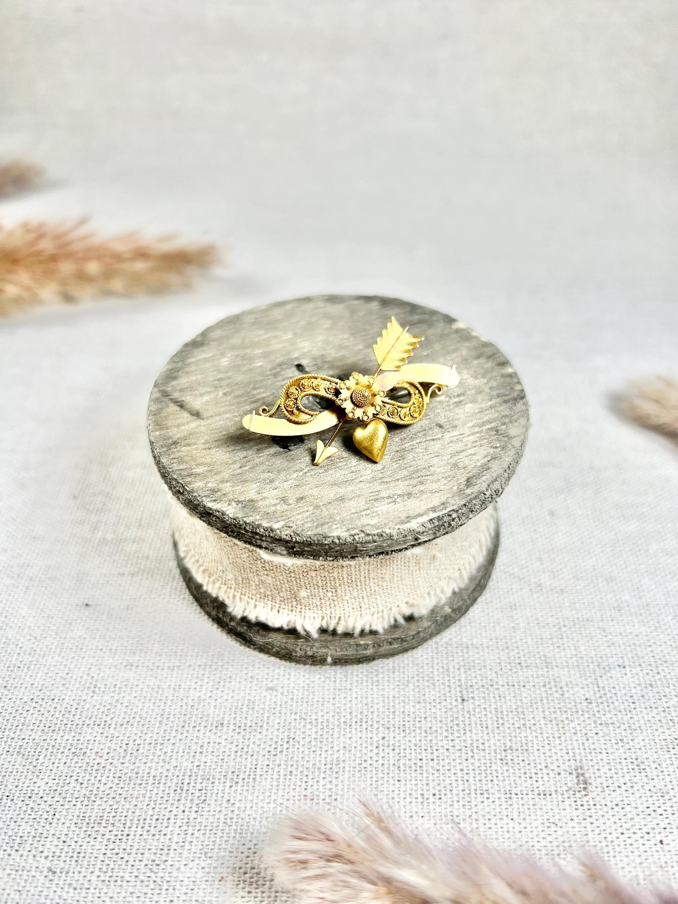 15ct Gold viktorianischen Bogen geformt Herz & Arrow Brosche mit etruskischen Gold Arbeit im Zustand „Gut“ im Angebot in Brighton, GB