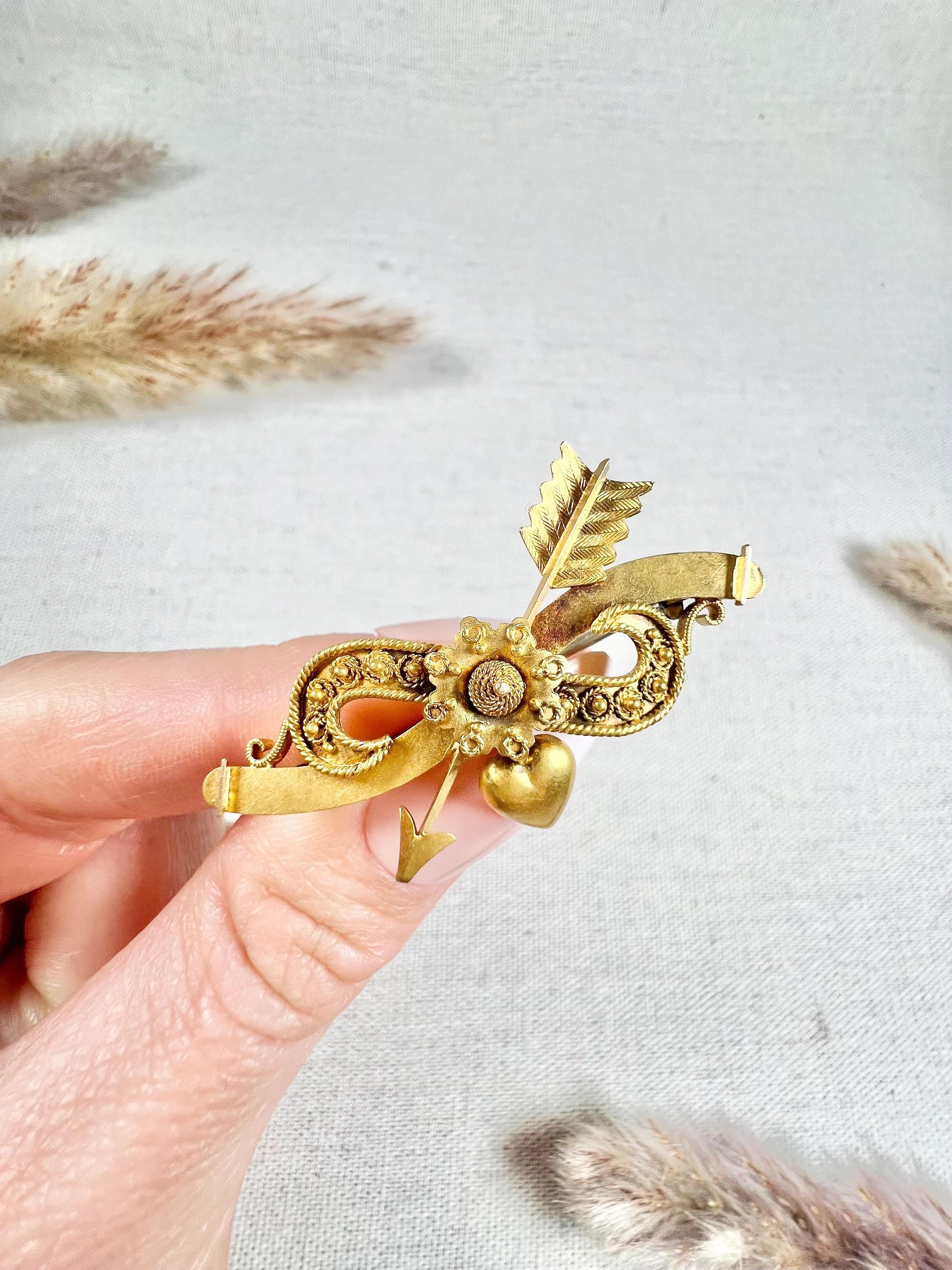 15ct Gold viktorianischen Bogen geformt Herz & Arrow Brosche mit etruskischen Gold Arbeit für Damen oder Herren im Angebot