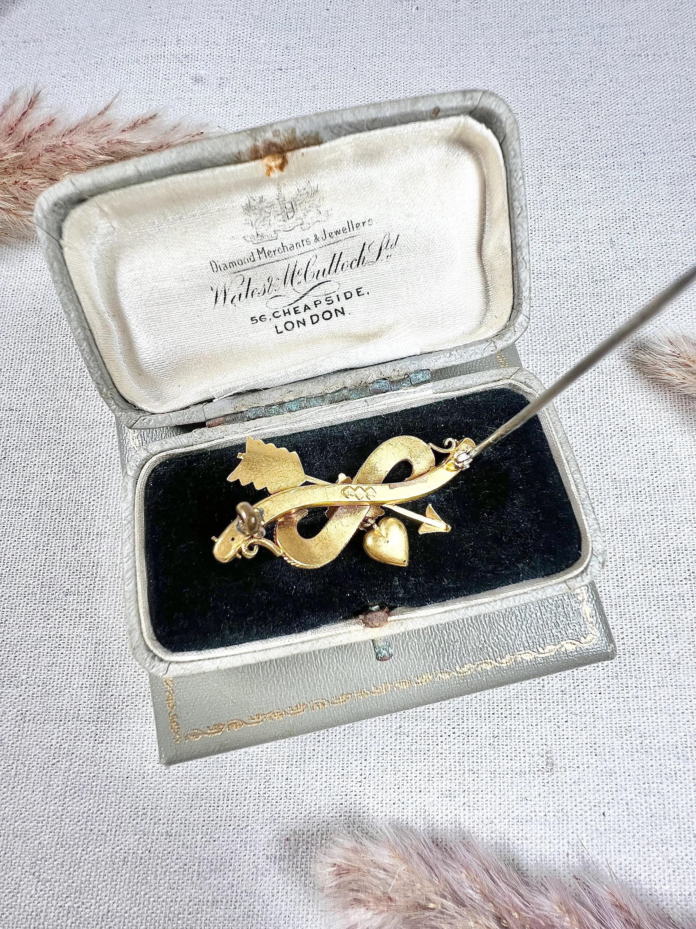15ct Gold viktorianischen Bogen geformt Herz & Arrow Brosche mit etruskischen Gold Arbeit im Angebot 2