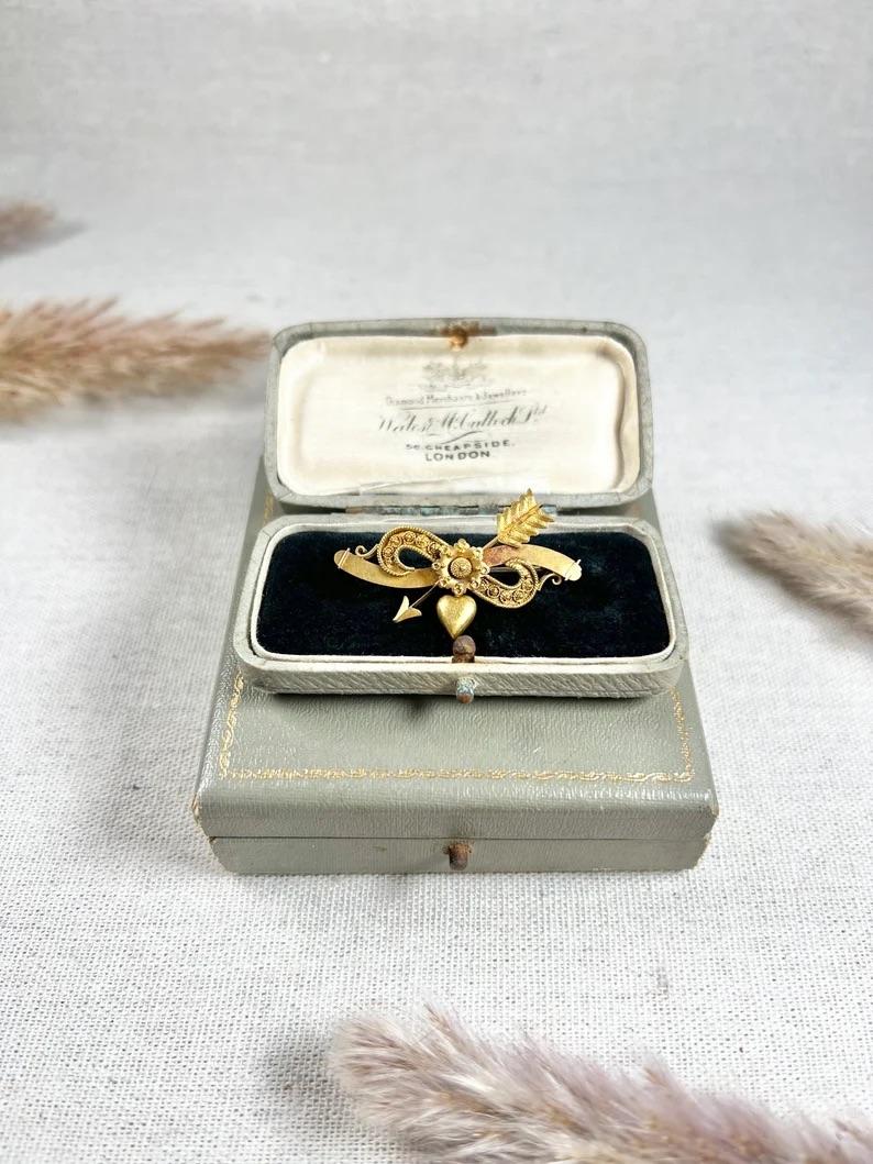15ct Gold viktorianischen Bogen geformt Herz & Arrow Brosche mit etruskischen Gold Arbeit im Angebot 3