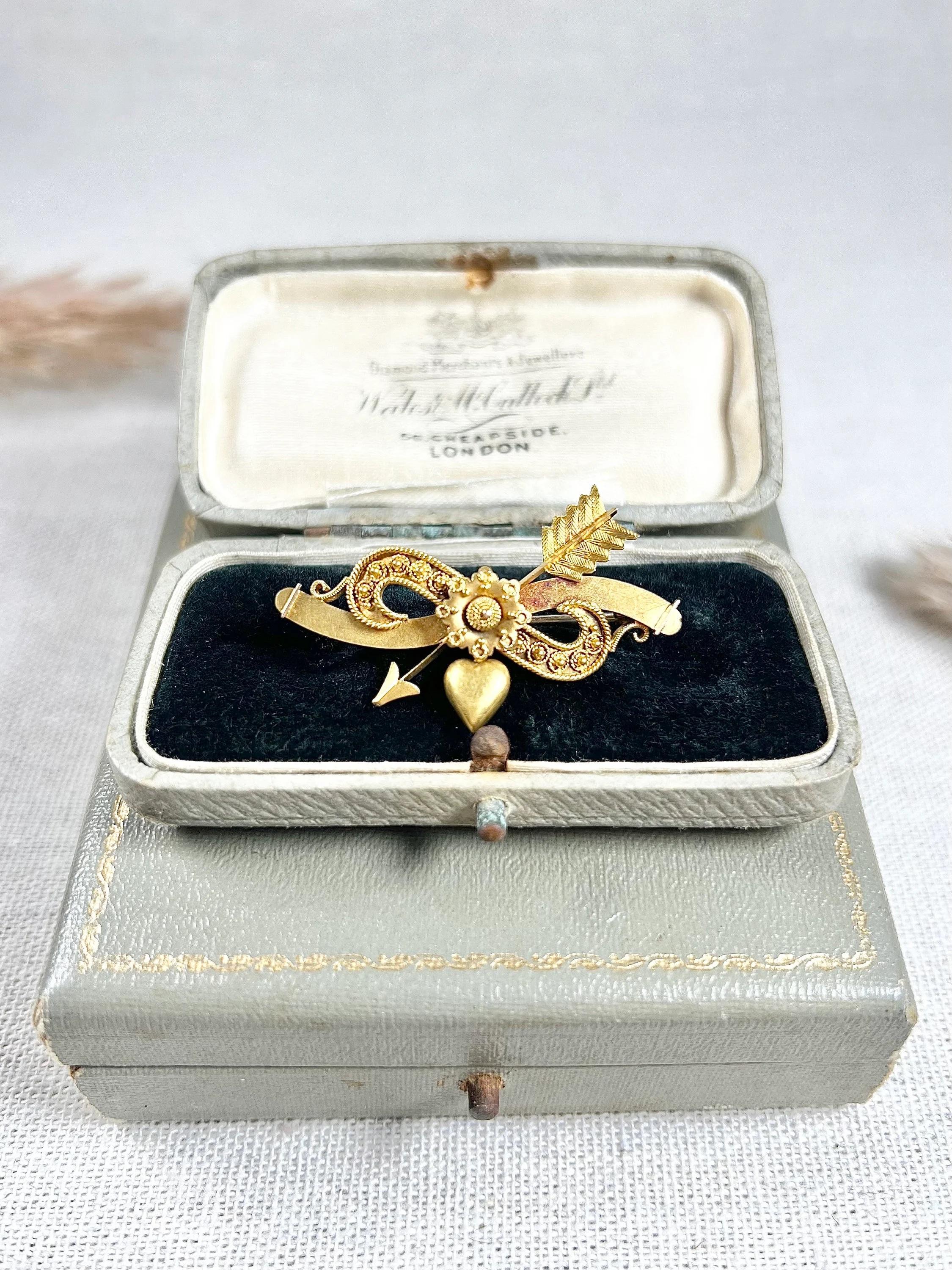 15ct Gold viktorianischen Bogen geformt Herz & Arrow Brosche mit etruskischen Gold Arbeit im Angebot 4