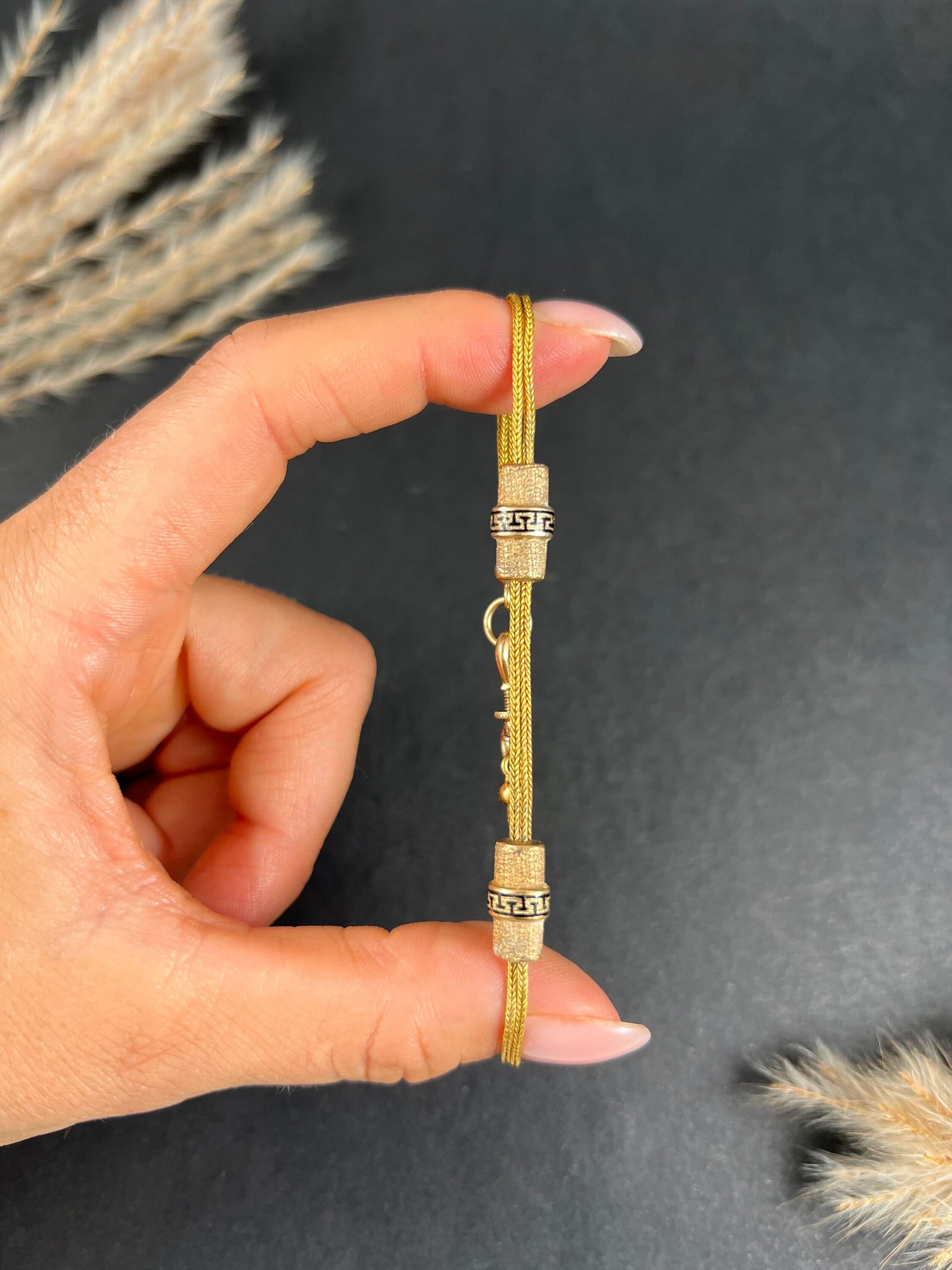 Bracciale antico Albertina 

Testato in oro 15 ct.

Circa 1880

Ti presentiamo uno splendido bracciale Albertina vittoriano in oro 15ct bicolore. Questo pezzo squisito presenta due lunghezze di catena a coda di volpe in oro giallo, ornate da due