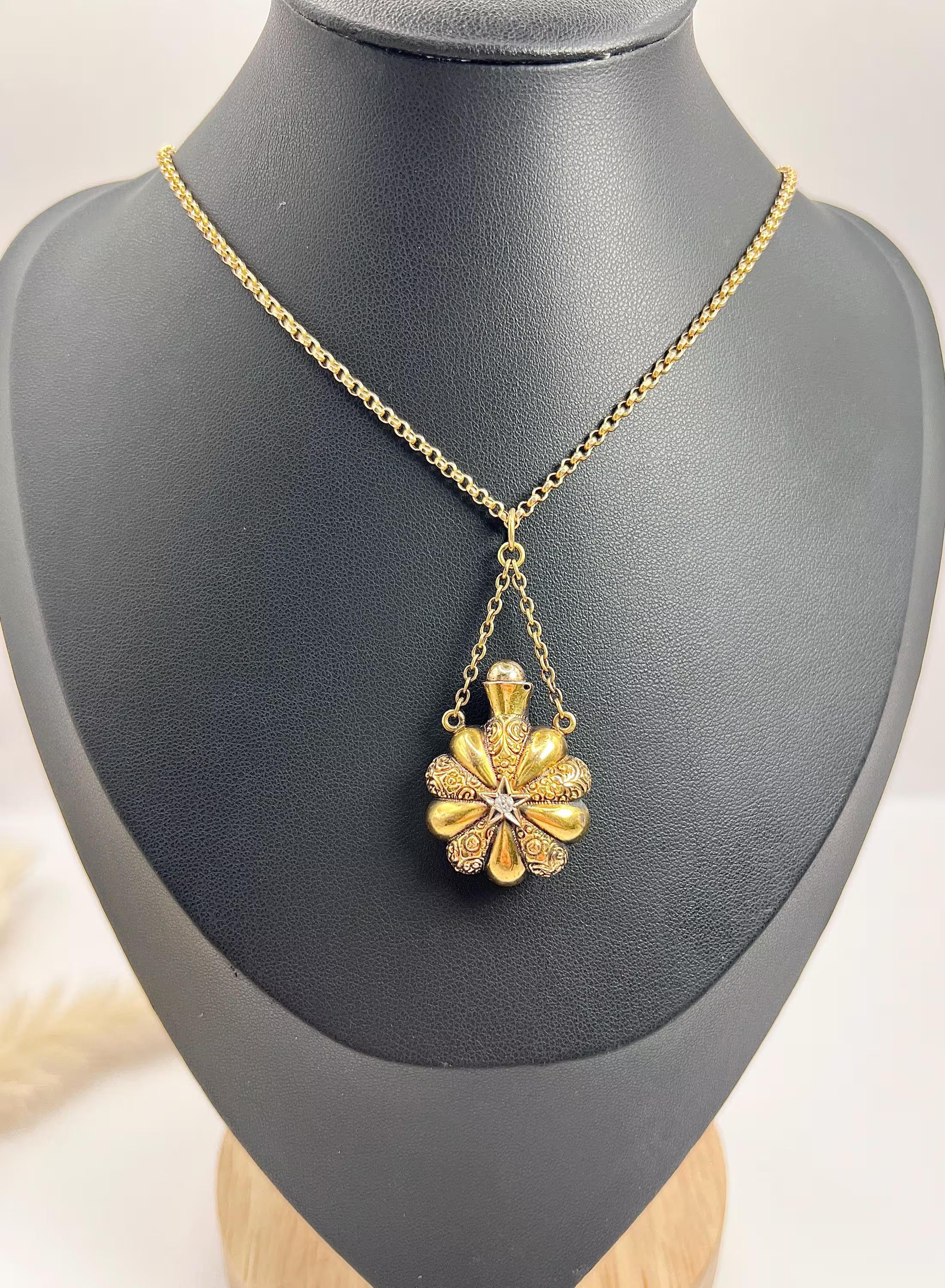 Antique Perfume Bottle Pendant

15ct Yellow Gold

* THE CHAIN IS SOLD SEPARATELY 

Discover the exquisite charm of this Victorian mini perfume bottle pendant, crafted from 15ct yellow gold. This elegant piece showcases intricate floral detailing on