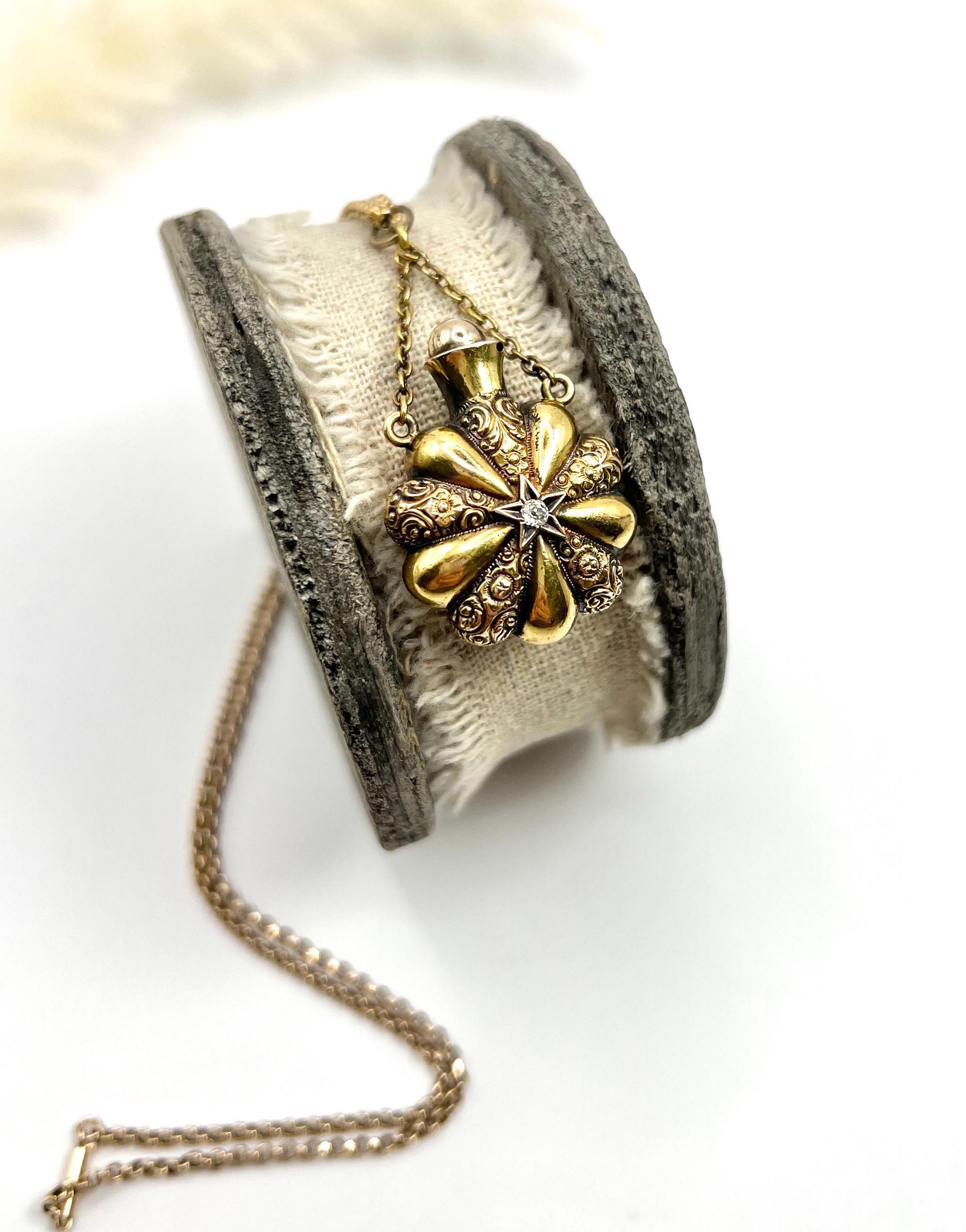 15ct Gold, Victorian Floral Decorated, Star Set Diamond Perfume Bottle Pendent In Good Condition For Sale In Brighton, GB