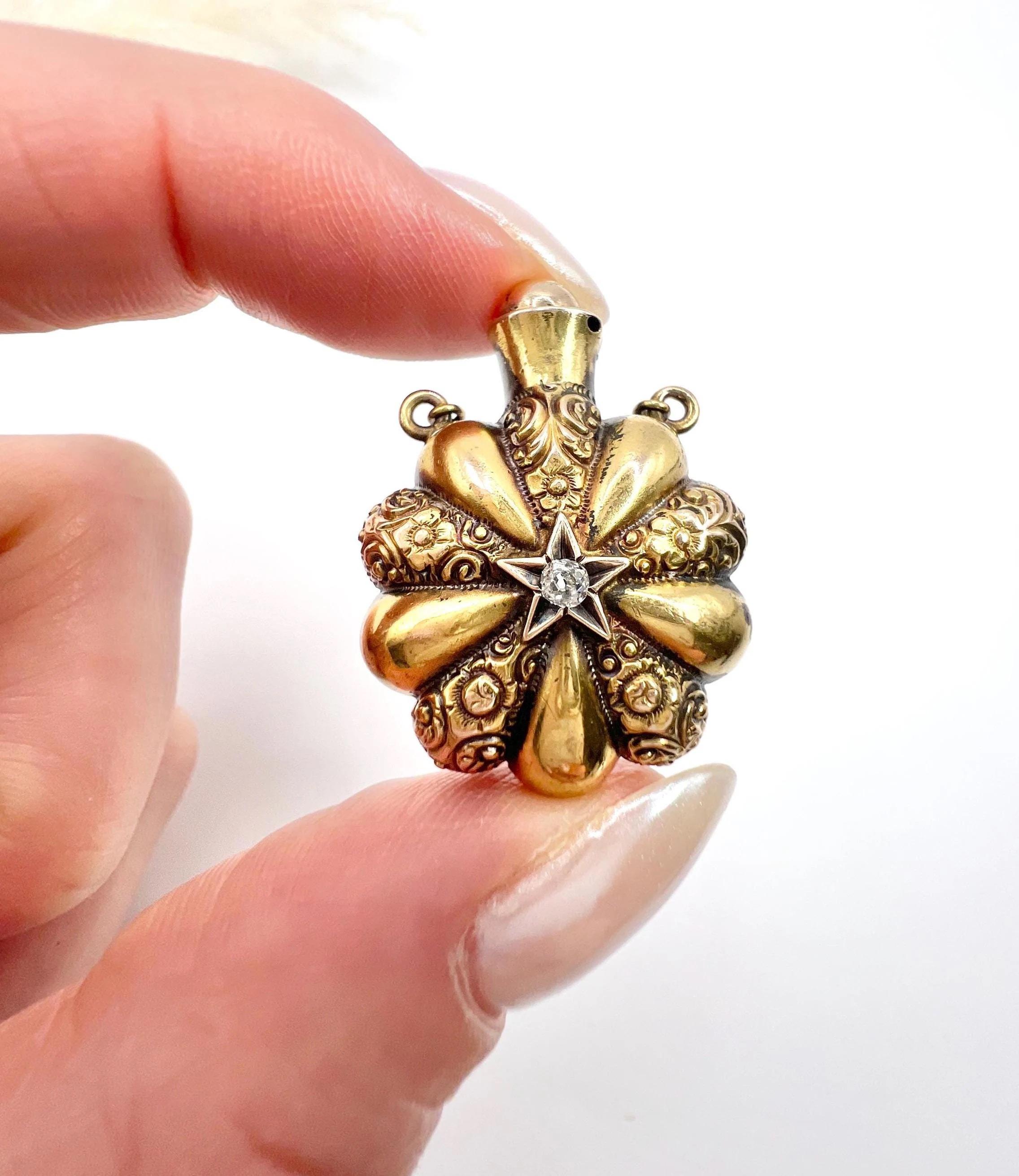 15ct Gold, Victorian Floral Decorated, Star Set Diamond Perfume Bottle Pendent For Sale 1