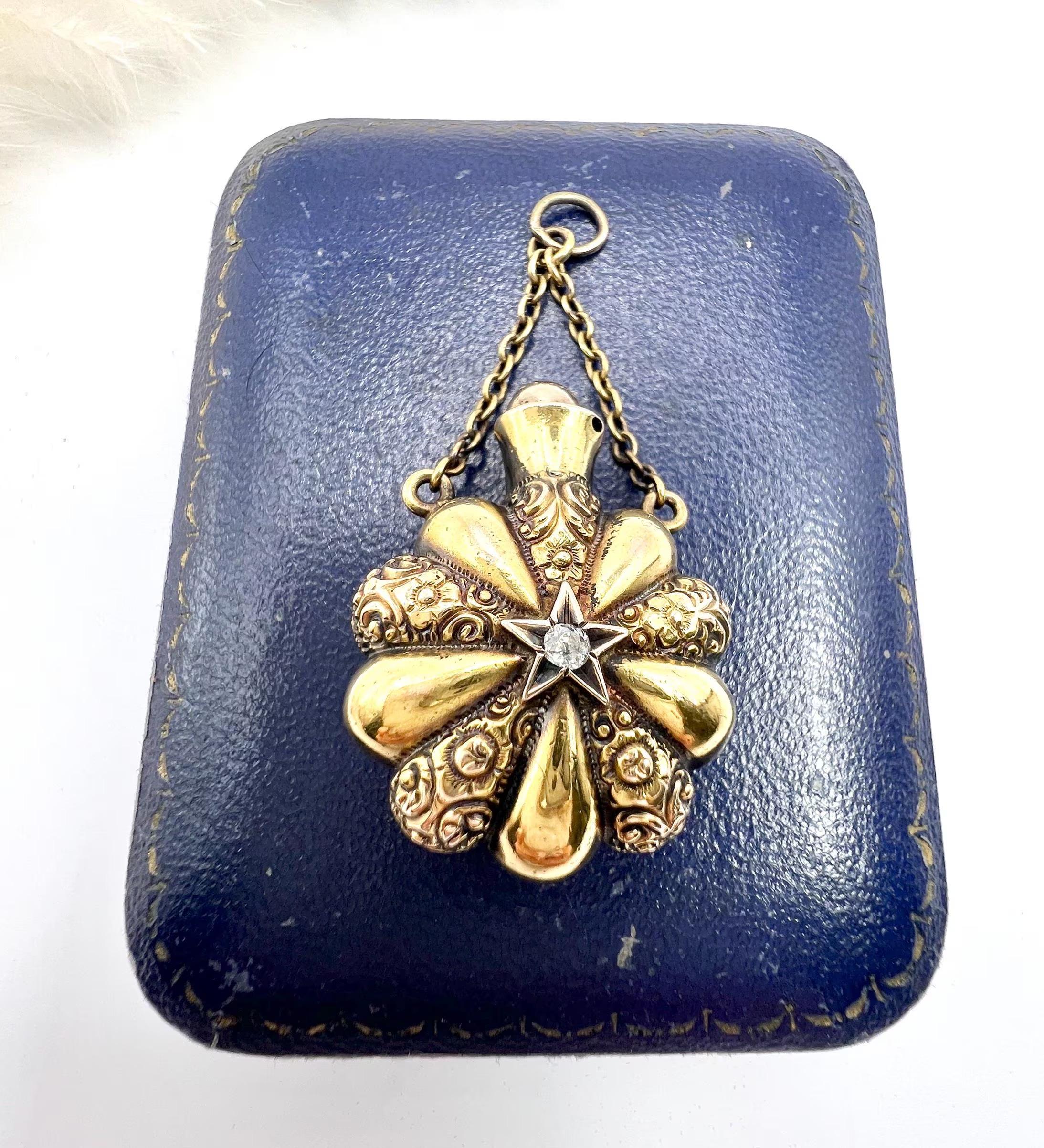 15ct Gold, Victorian Floral Decorated, Star Set Diamond Perfume Bottle Pendent For Sale 3