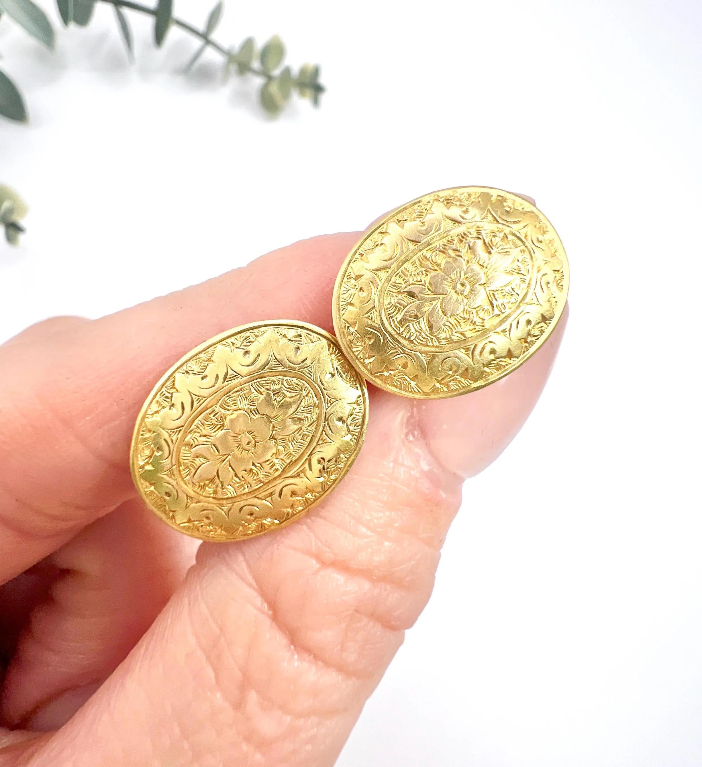 Gemelli antichi 

Oro giallo 15ct stampato 

Marchio Birmingham 1893

Questi gemelli in oro giallo 15ct sono una vera opera d'arte. La forma ovale è completata da un grazioso disegno floreale che aggiunge carattere e fascino. Completamente marchiati