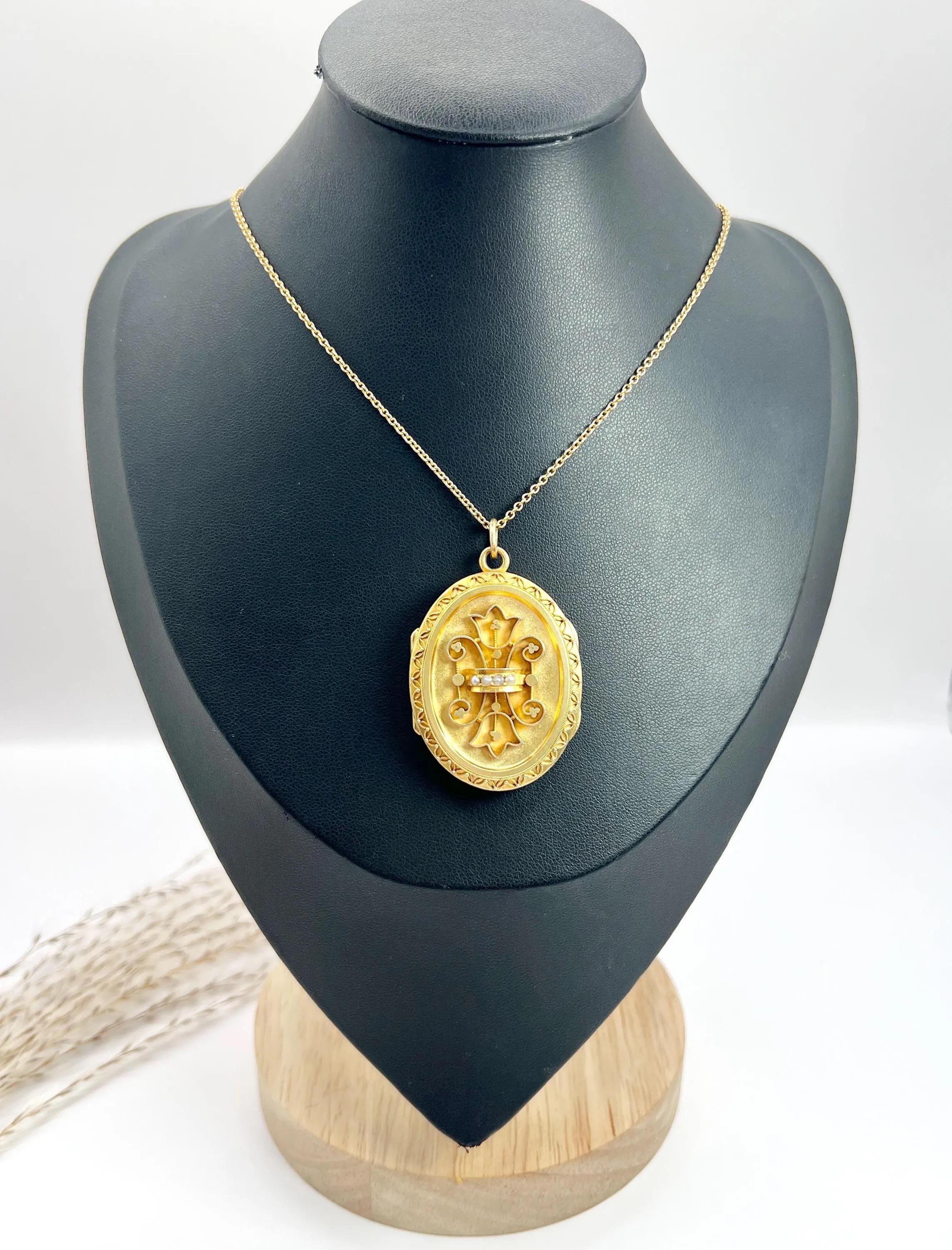 Relicario victoriano de oro de 15 ct con forma ovalada, perlas y orfebrería etrusca en venta 5