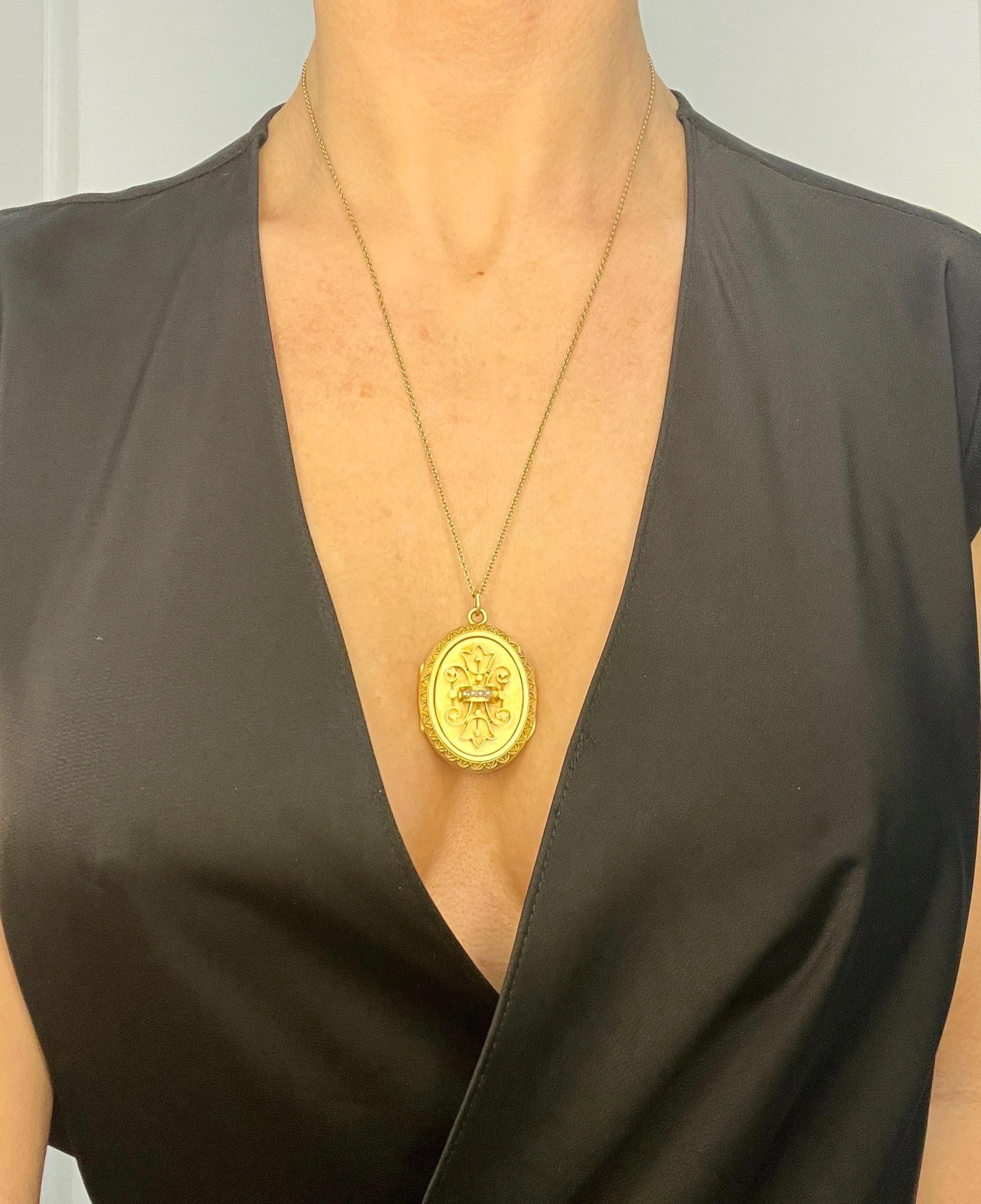 Relicario victoriano de oro de 15 ct con forma ovalada, perlas y orfebrería etrusca en venta 6
