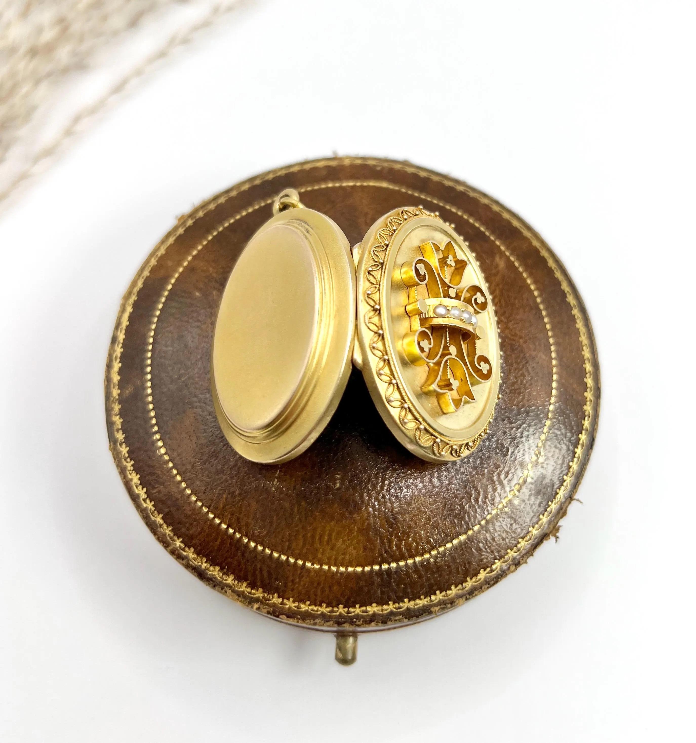 Relicario victoriano de oro de 15 ct con forma ovalada, perlas y orfebrería etrusca Victoriano en venta
