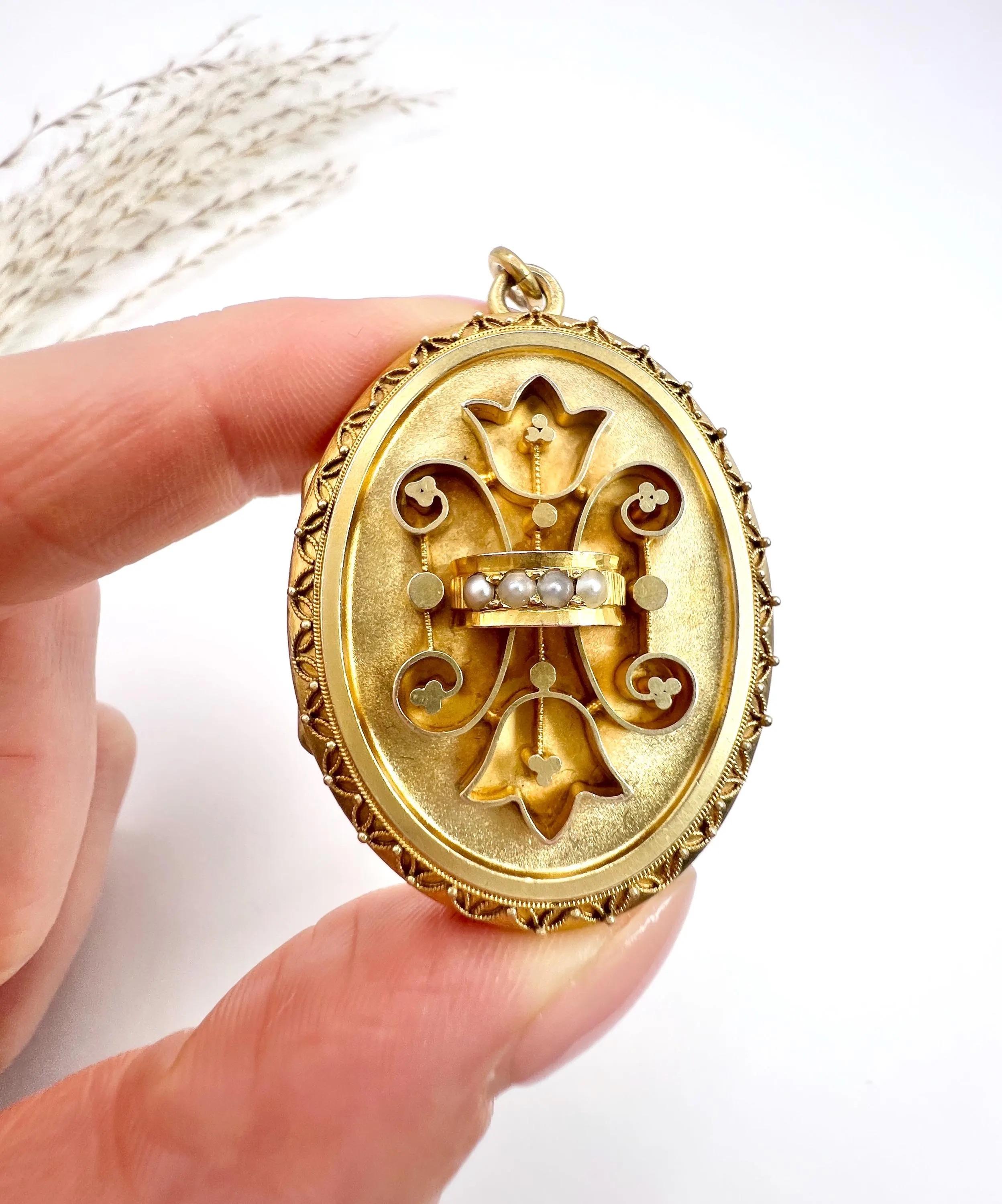 Relicario victoriano de oro de 15 ct con forma ovalada, perlas y orfebrería etrusca en Bueno estado para la venta en Brighton, GB