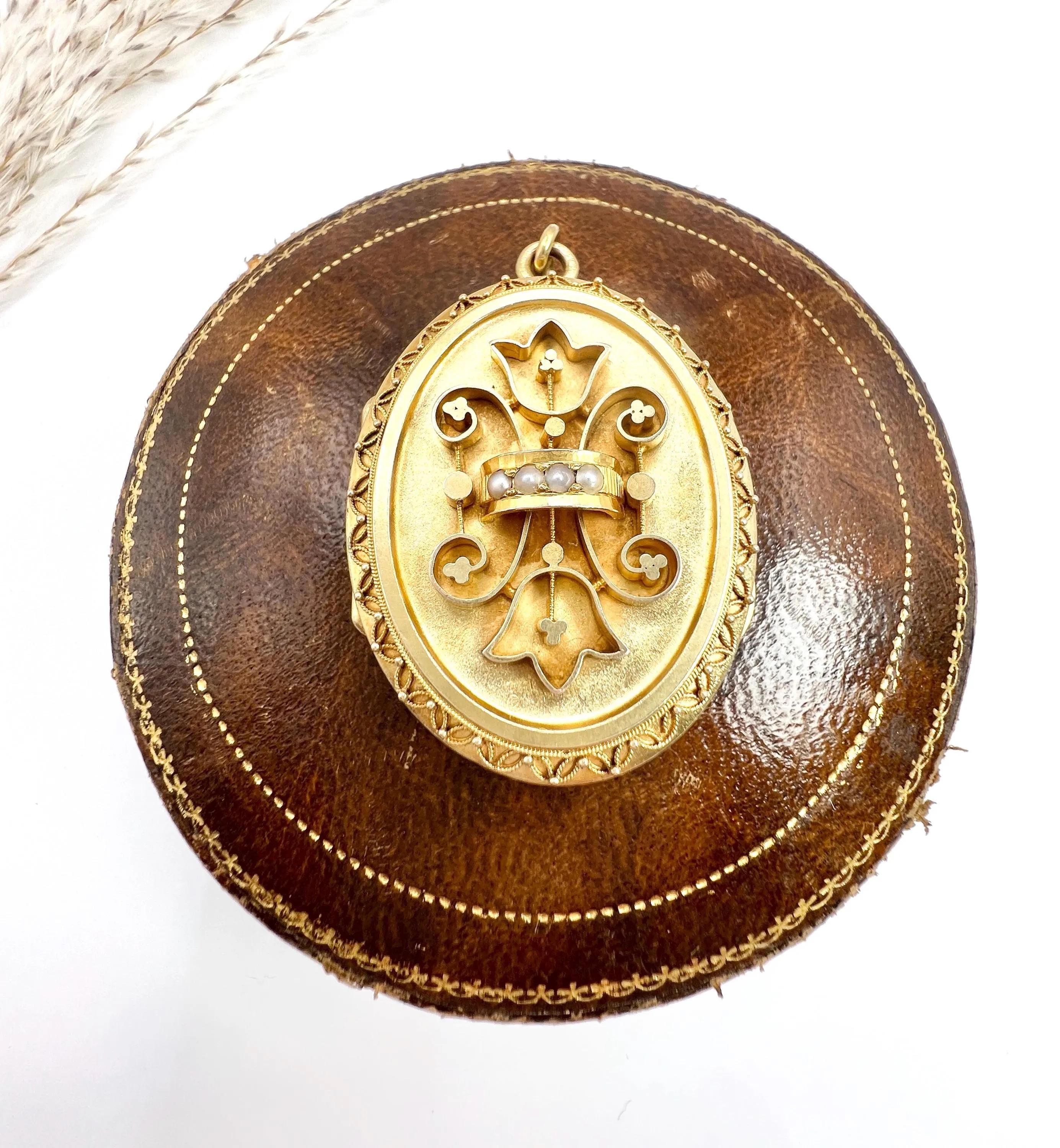 Relicario victoriano de oro de 15 ct con forma ovalada, perlas y orfebrería etrusca en venta 1