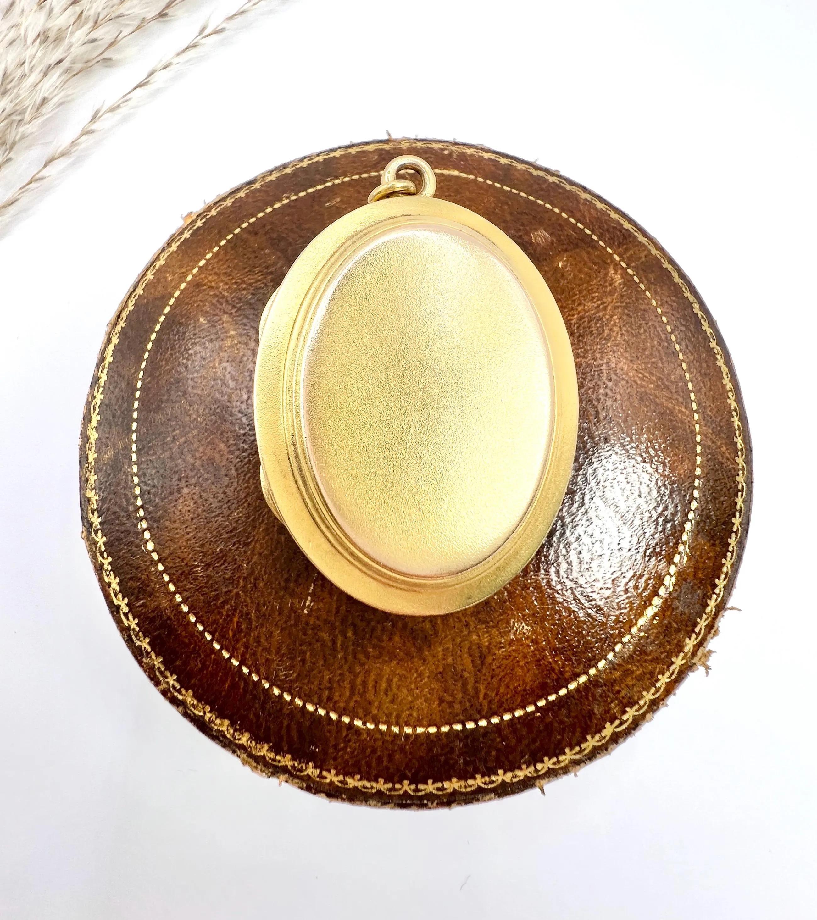 Relicario victoriano de oro de 15 ct con forma ovalada, perlas y orfebrería etrusca en venta 2