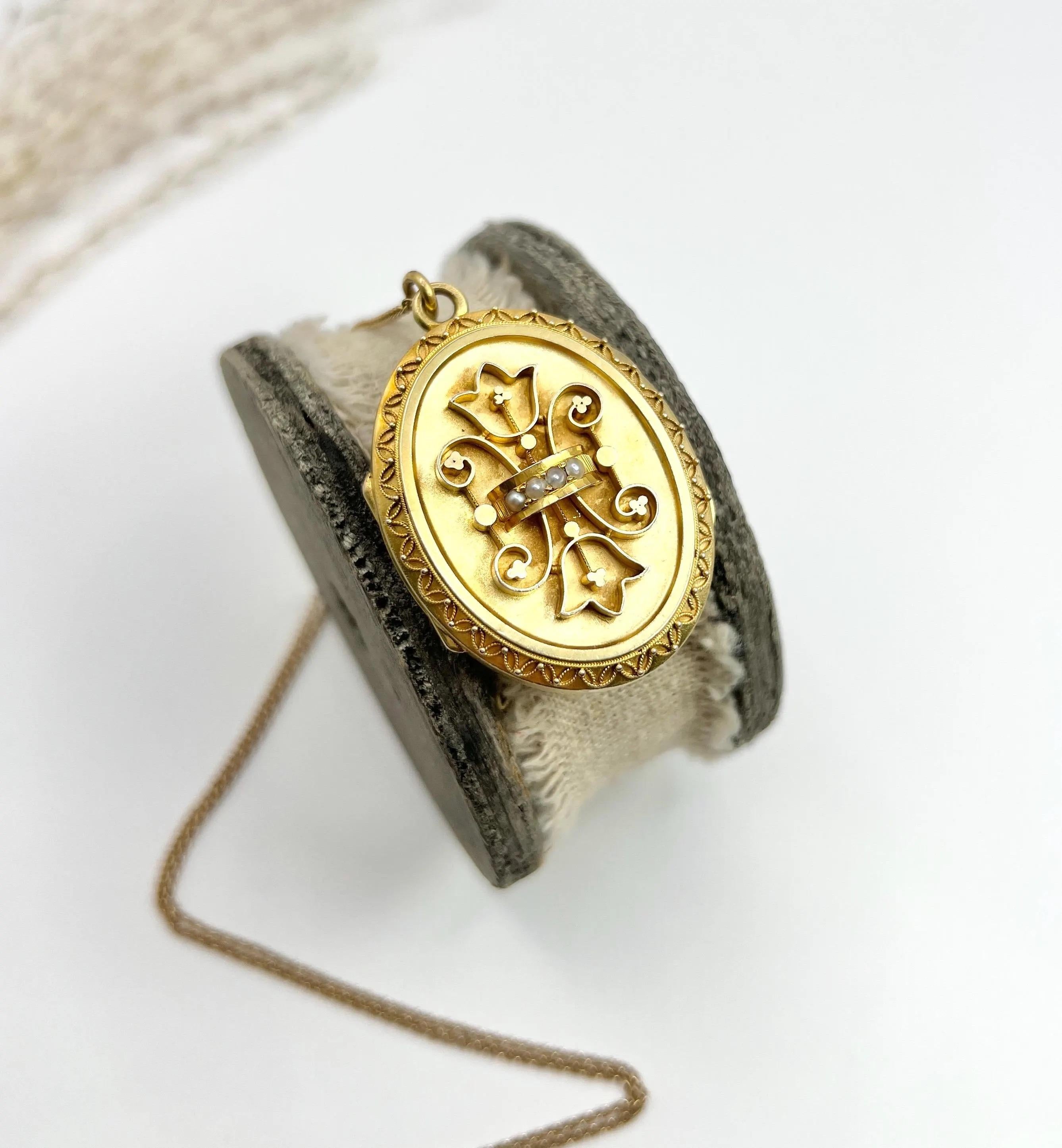 Relicario victoriano de oro de 15 ct con forma ovalada, perlas y orfebrería etrusca en venta 4