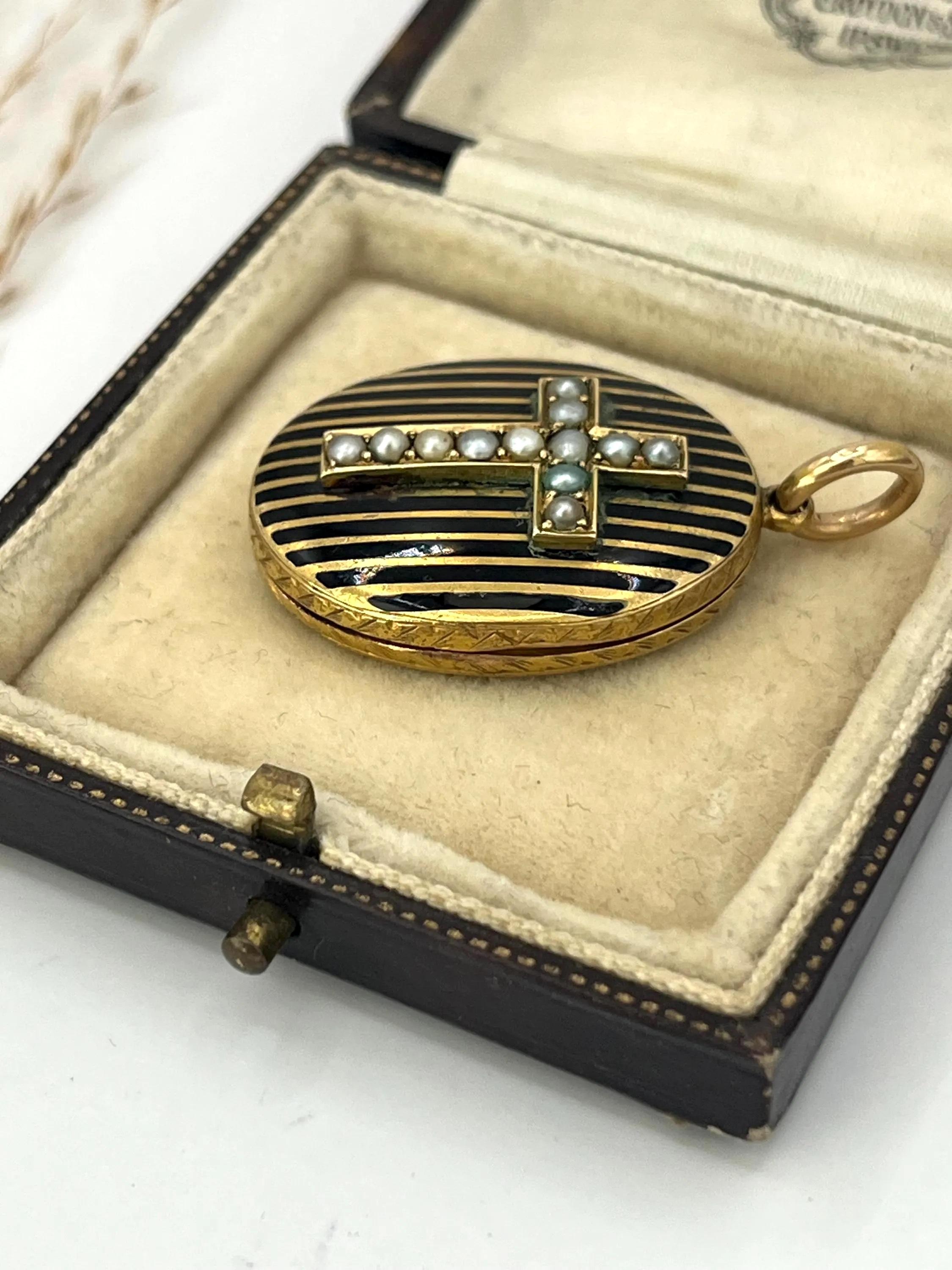 15ct Gold Victorian Locket with Seed Pearl Cross and Black Enamel Circa 1880 In Good Condition For Sale In Brighton, GB