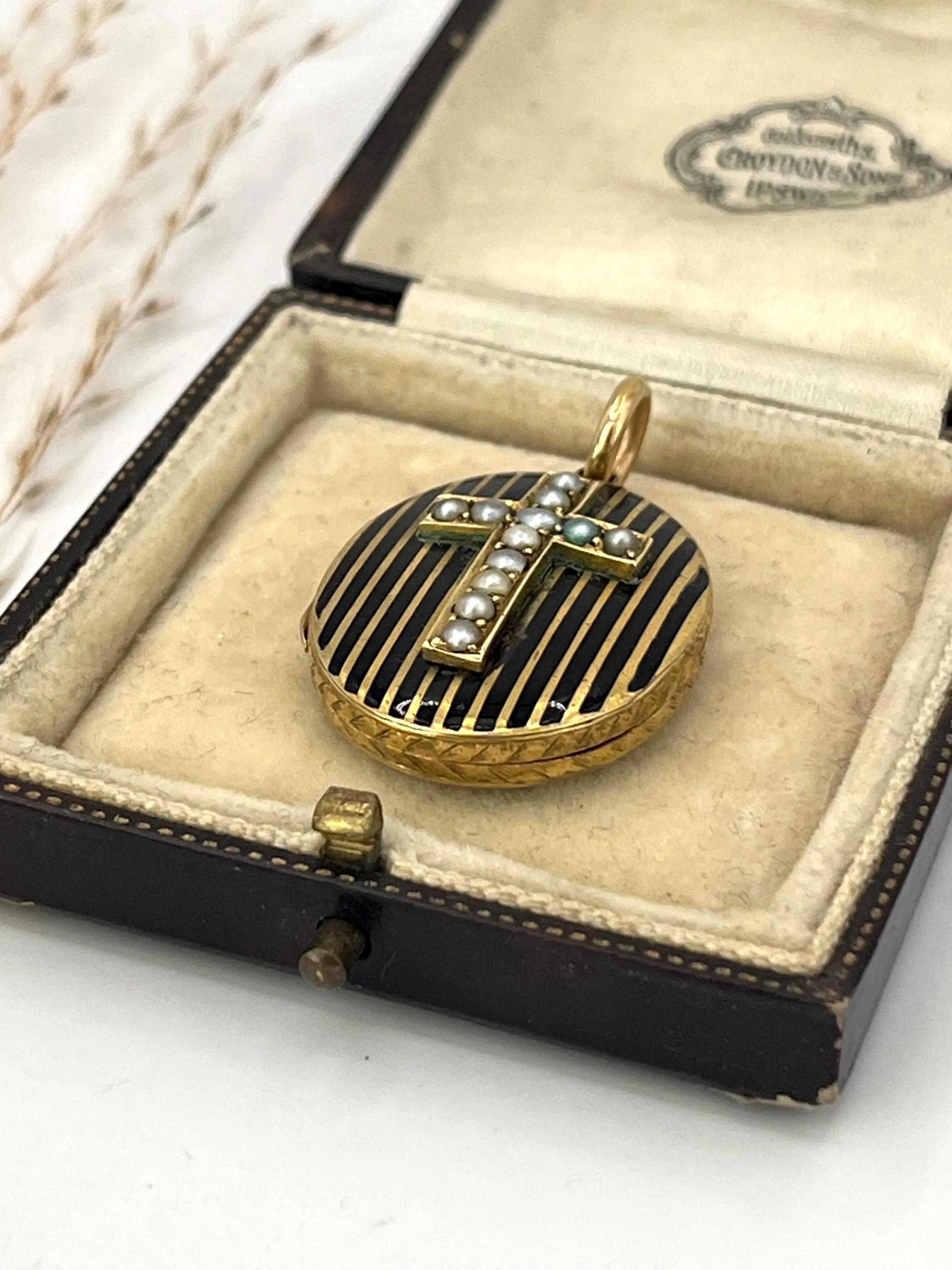 15ct Gold Victorian Locket with Seed Pearl Cross and Black Enamel Circa 1880 For Sale 1