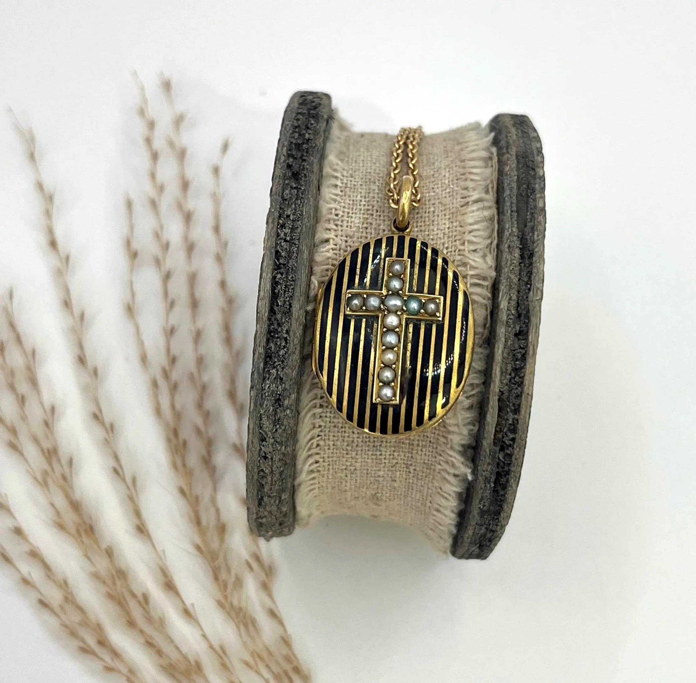 15ct Gold Victorian Locket with Seed Pearl Cross and Black Enamel Circa 1880 For Sale 2