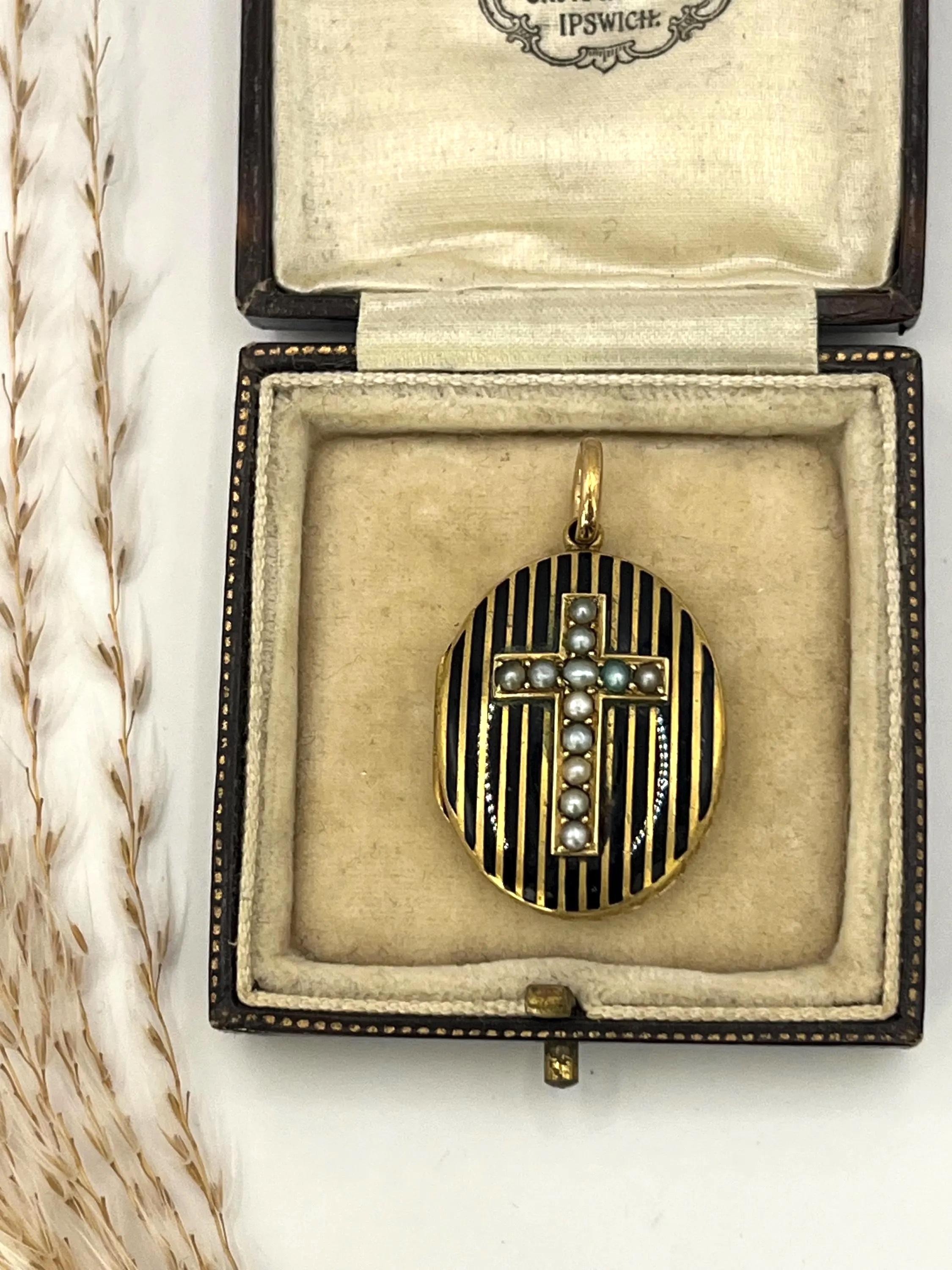15ct Gold Victorian Locket with Seed Pearl Cross and Black Enamel Circa 1880 For Sale 3