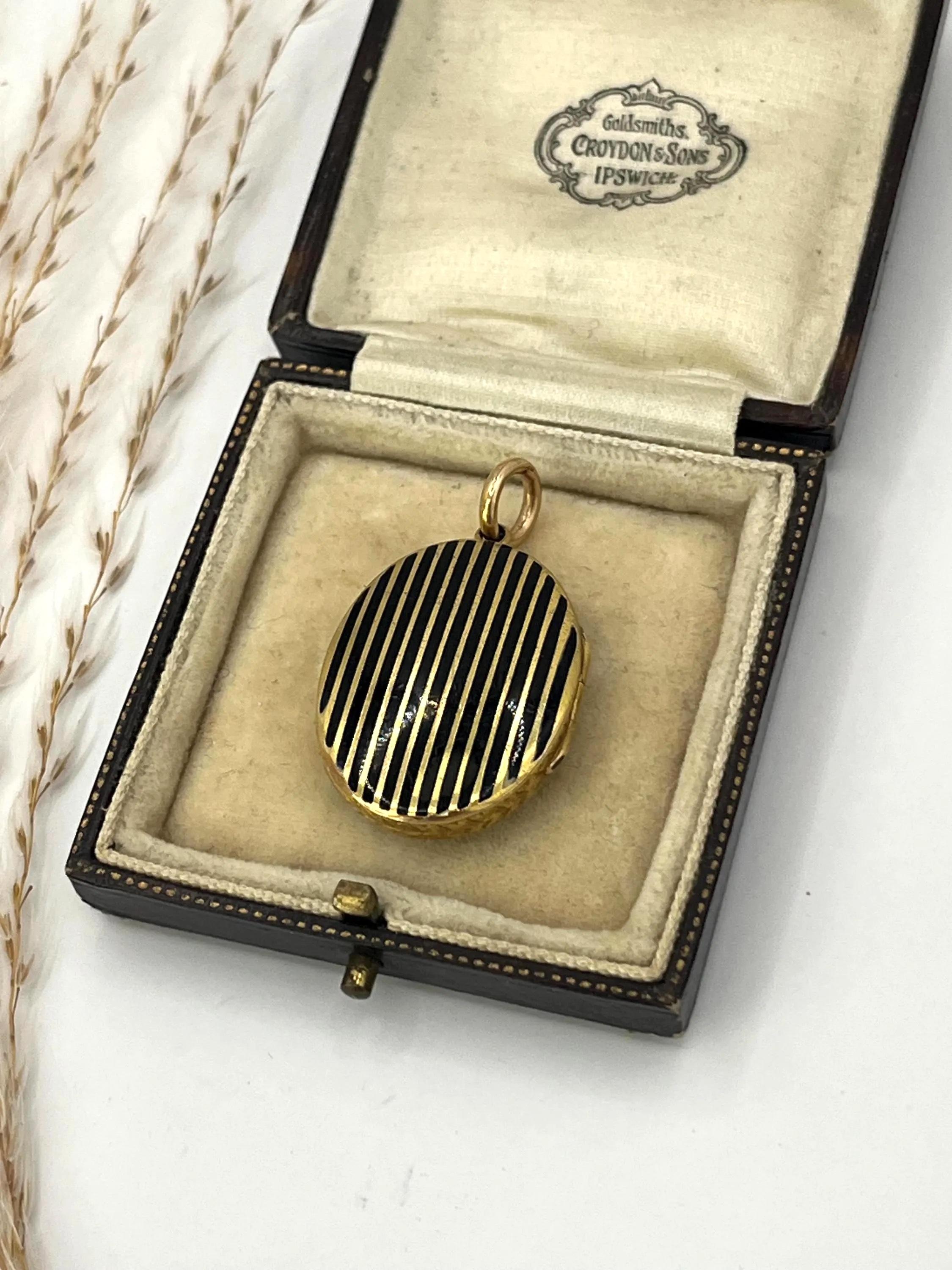 15ct Gold Victorian Locket with Seed Pearl Cross and Black Enamel Circa 1880 For Sale 4