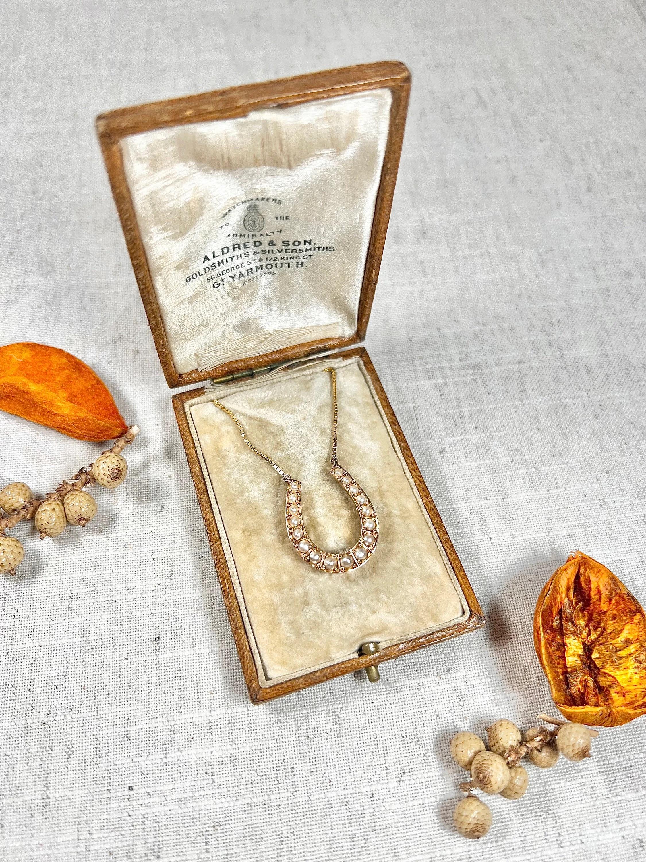 Colgante de herradura de la suerte con perla victoriana de oro de 15 ct en oro amarillo de 9 ct  cadena de eslabones 4