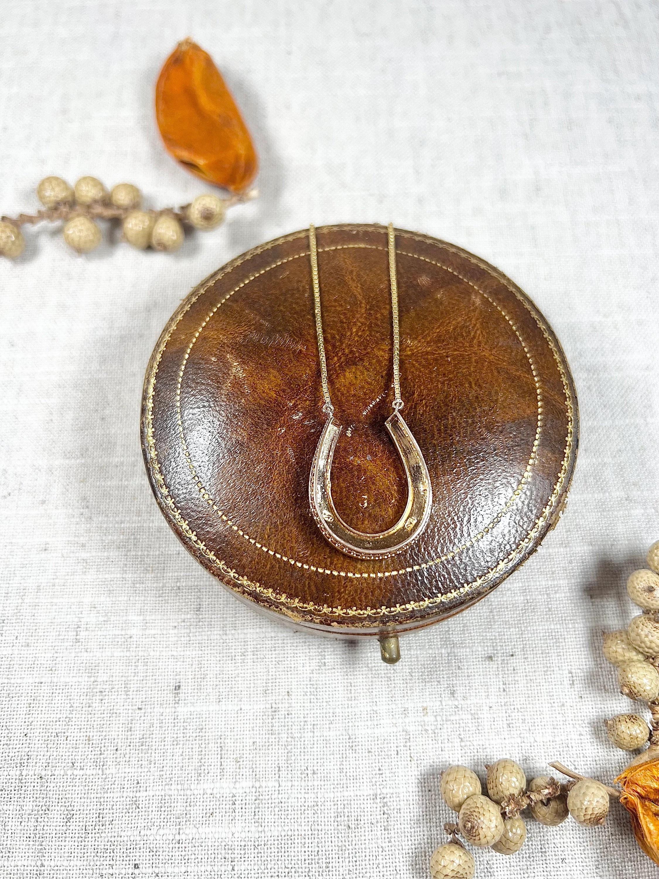 Colgante de herradura de la suerte con perla victoriana de oro de 15 ct en oro amarillo de 9 ct  cadena de eslabones Victoriano