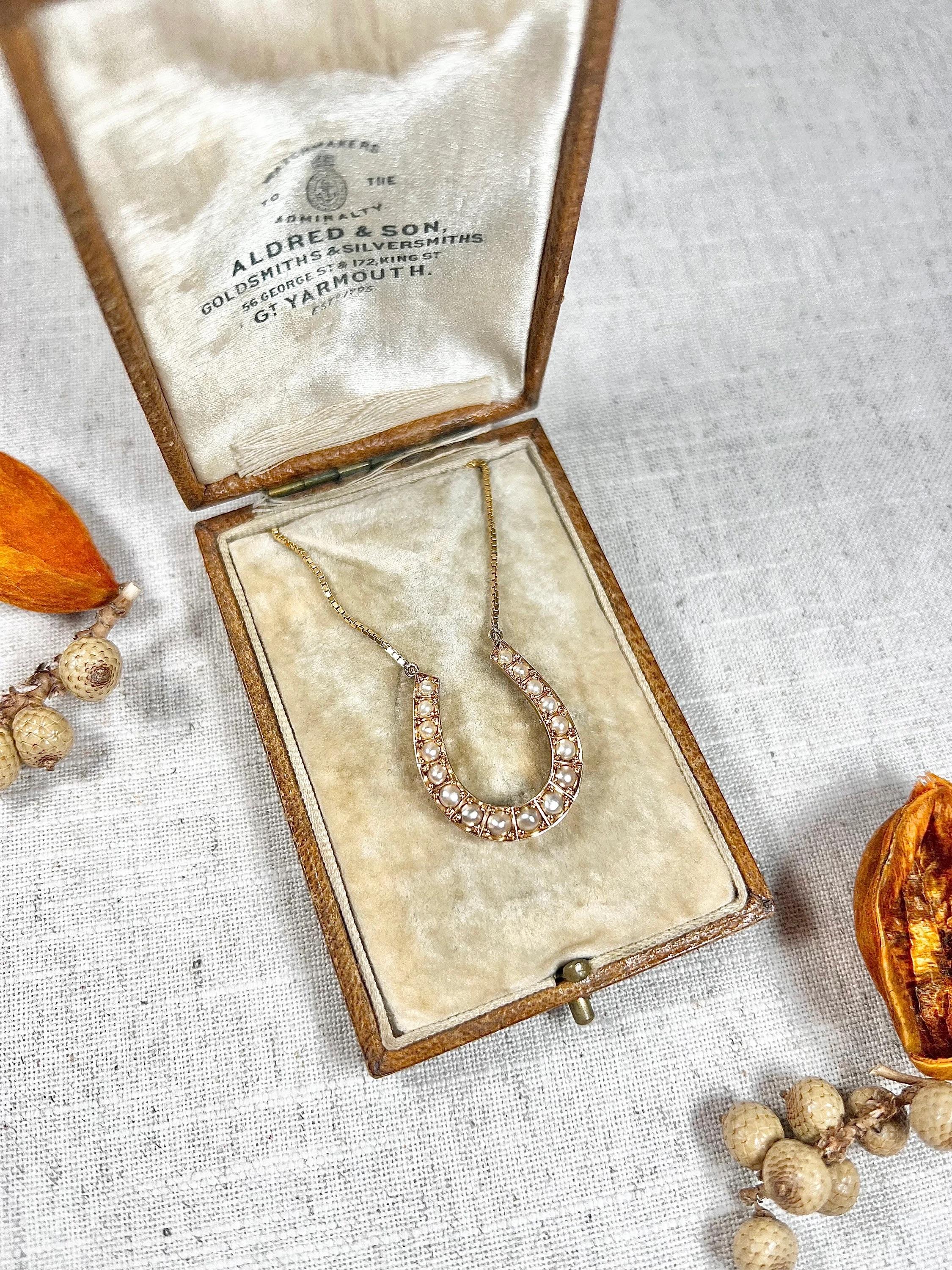 Colgante de herradura de la suerte con perla victoriana de oro de 15 ct en oro amarillo de 9 ct  cadena de eslabones Corte redondo
