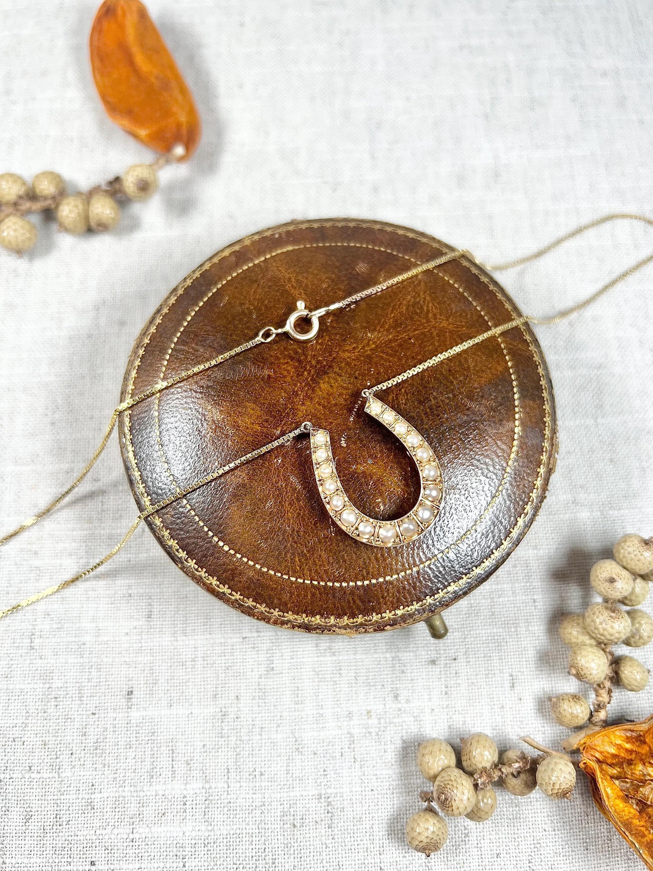 Colgante de herradura de la suerte con perla victoriana de oro de 15 ct en oro amarillo de 9 ct  cadena de eslabones 1
