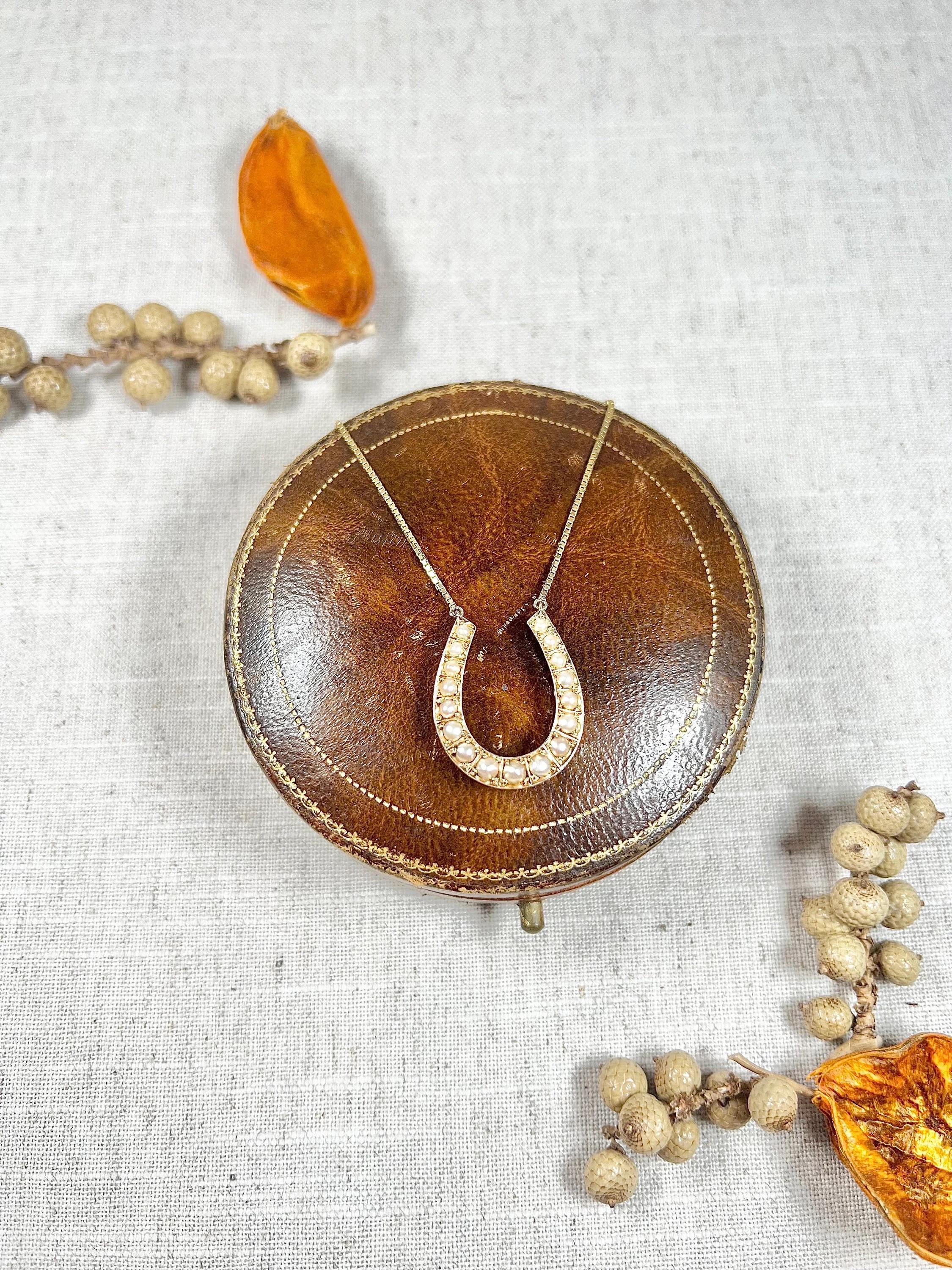 Colgante de herradura de la suerte con perla victoriana de oro de 15 ct en oro amarillo de 9 ct  cadena de eslabones 2