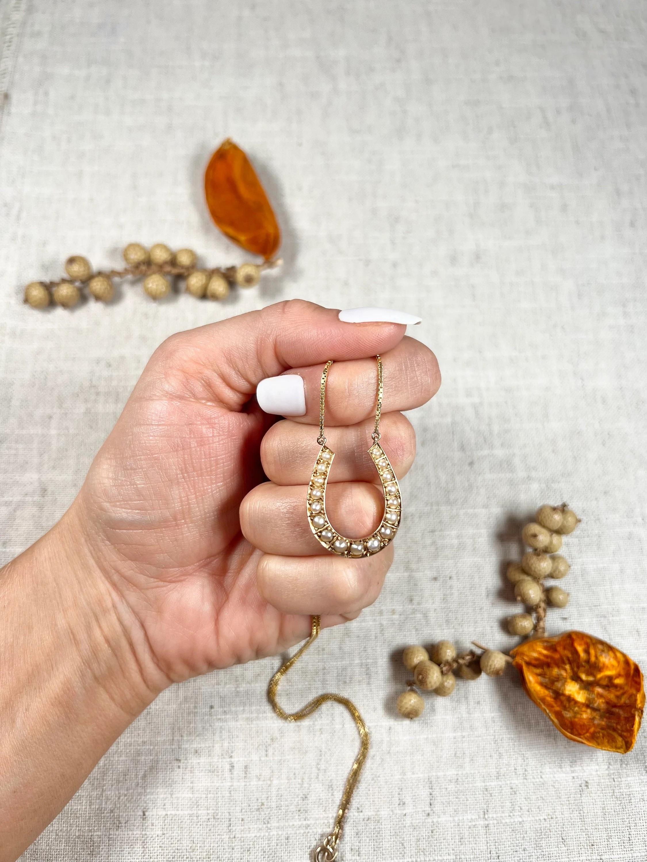 Colgante de herradura de la suerte con perla victoriana de oro de 15 ct en oro amarillo de 9 ct  cadena de eslabones 3