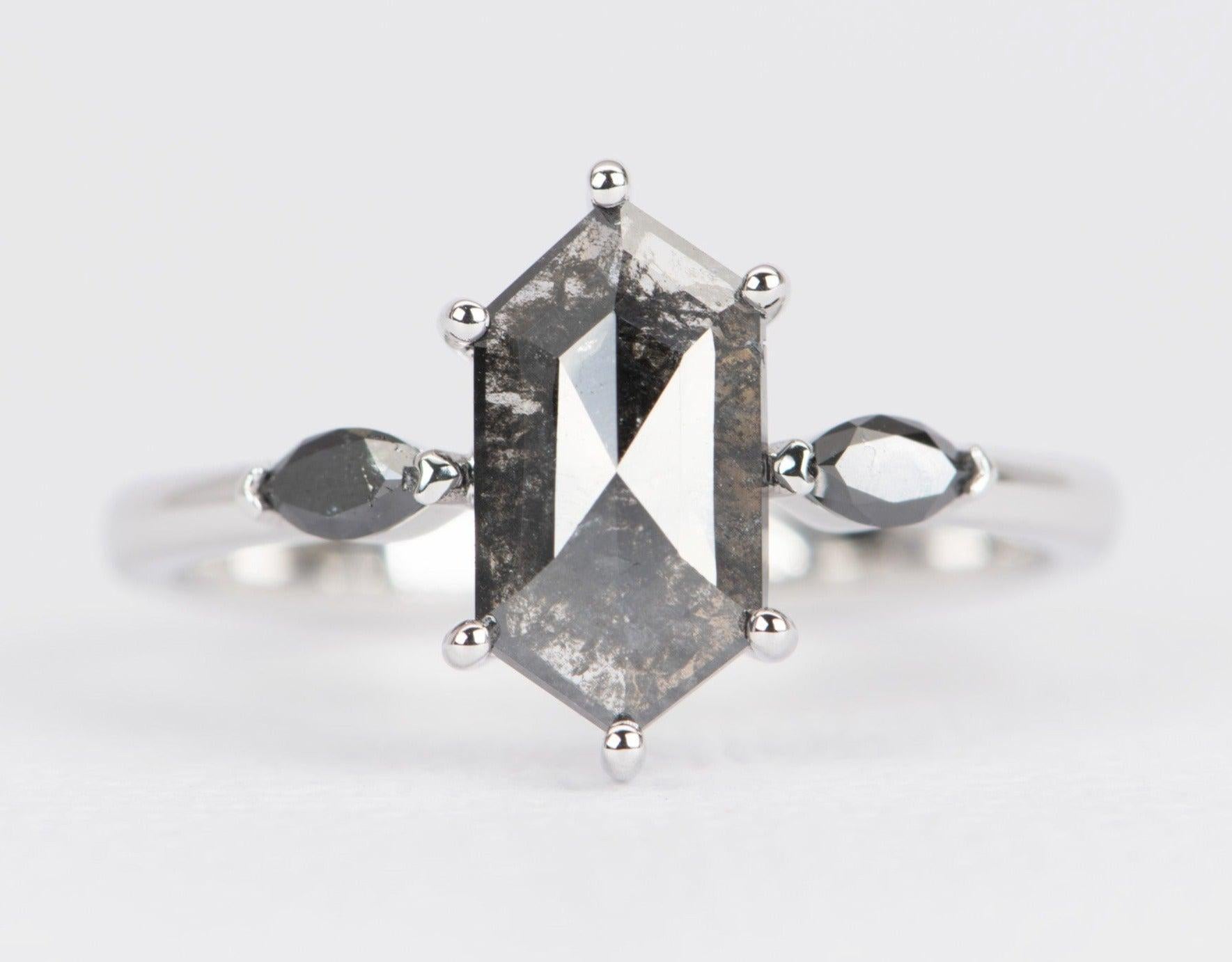 Die sechseckige Form des Salz- und Pfeffer-Diamanten verleiht ihm einen modernen Touch, während die Kombination der schwarzen Diamanten einen Hauch von Individualität und Charakter verleiht. Salz- und Pfeffer-Diamanten haben kleine schwarze