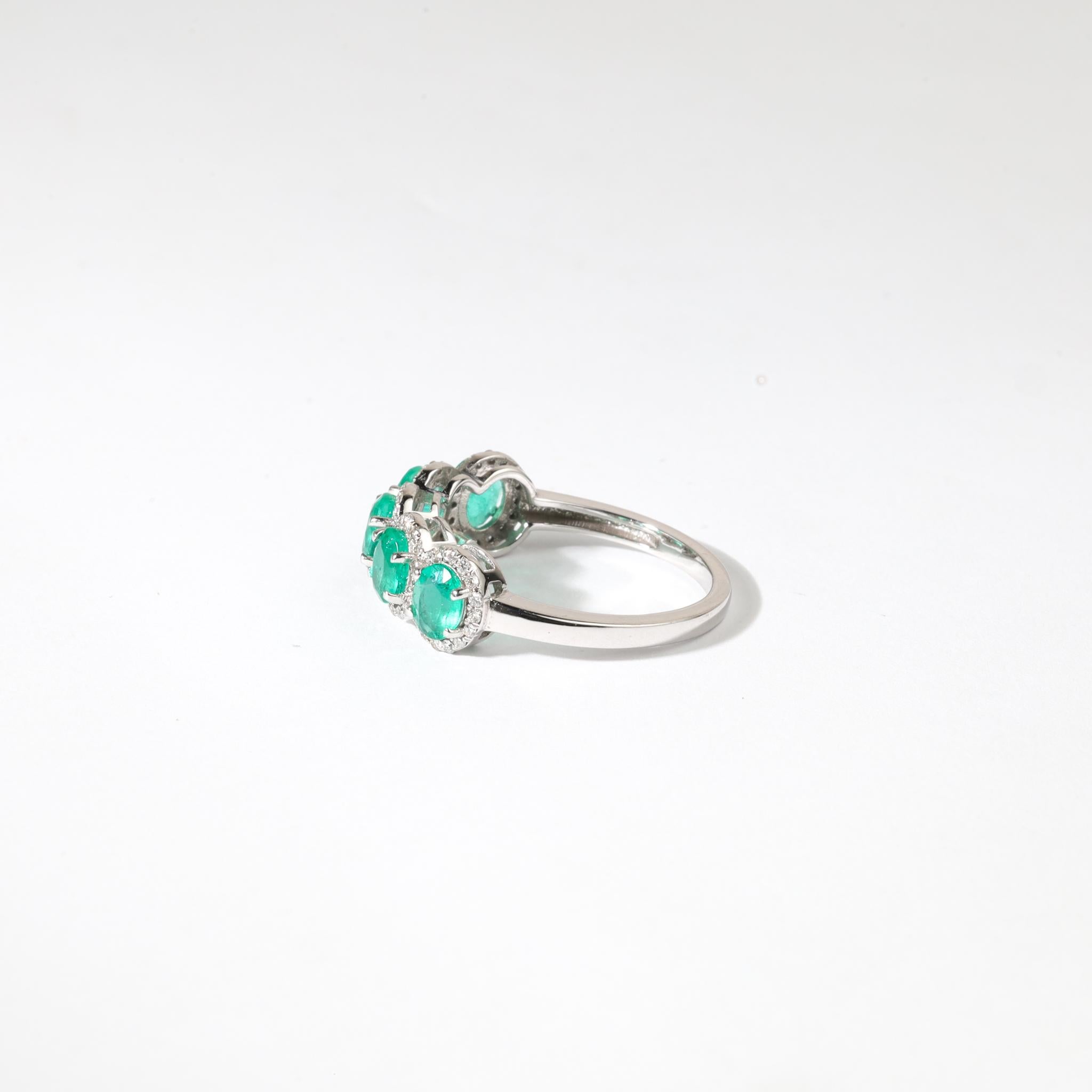 Esmeralda natural talla oval de 1,5 ct y anillo halo de cinco diamantes en oro blanco de 18 quilates Art Decó en venta