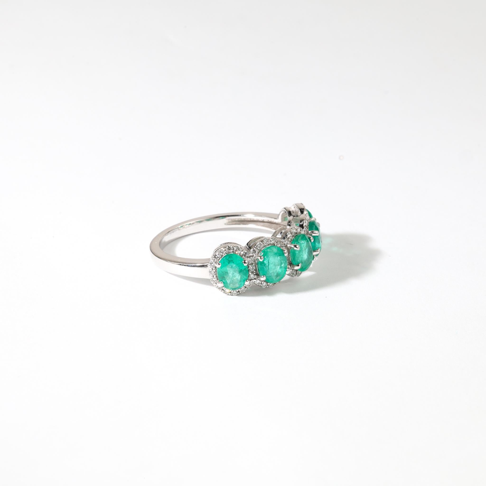 Esmeralda natural talla oval de 1,5 ct y anillo halo de cinco diamantes en oro blanco de 18 quilates en Nuevo estado para la venta en Jaipur, RJ