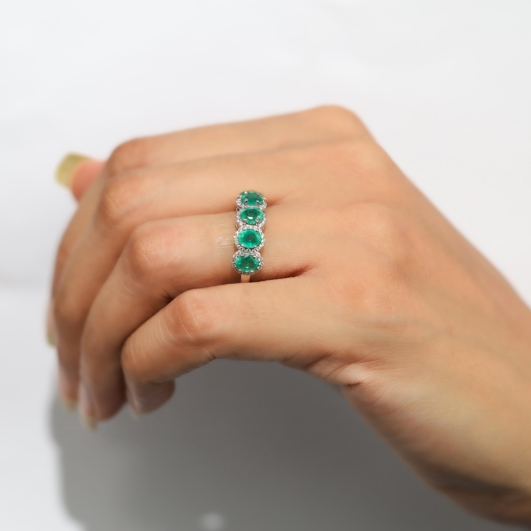 Esmeralda natural talla oval de 1,5 ct y anillo halo de cinco diamantes en oro blanco de 18 quilates en venta 1