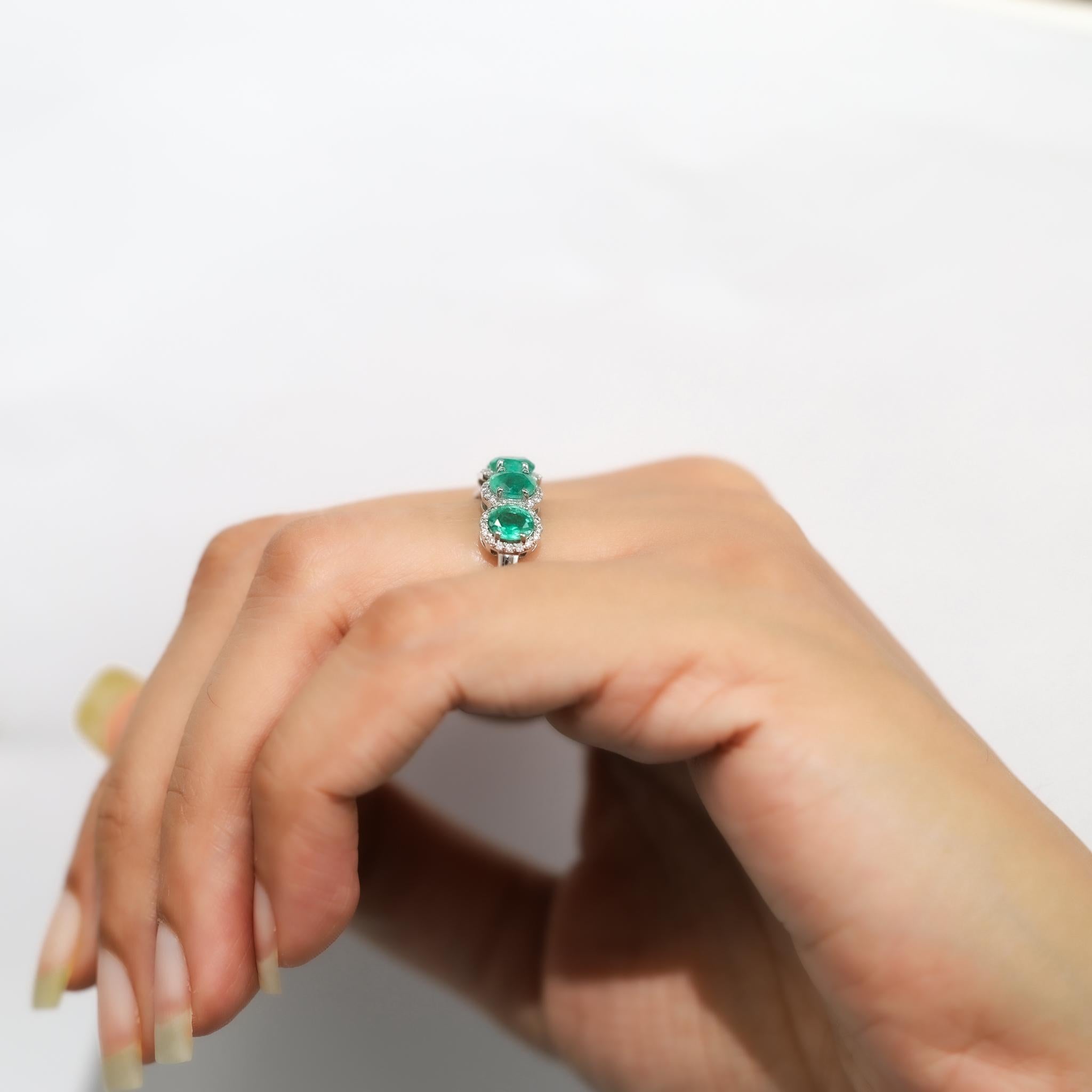 Esmeralda natural talla oval de 1,5 ct y anillo halo de cinco diamantes en oro blanco de 18 quilates en venta 2