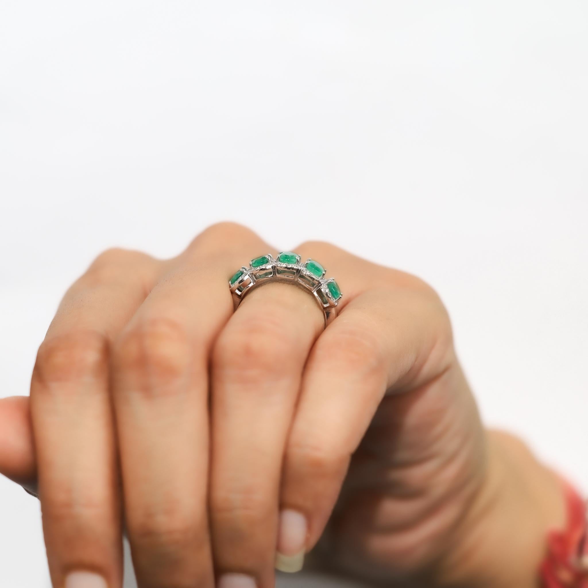 Esmeralda natural talla oval de 1,5 ct y anillo halo de cinco diamantes en oro blanco de 18 quilates en venta 3