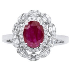 Bague de fiançailles cocktail en or blanc 18 carats avec halo de diamants et rubis rouge ovale