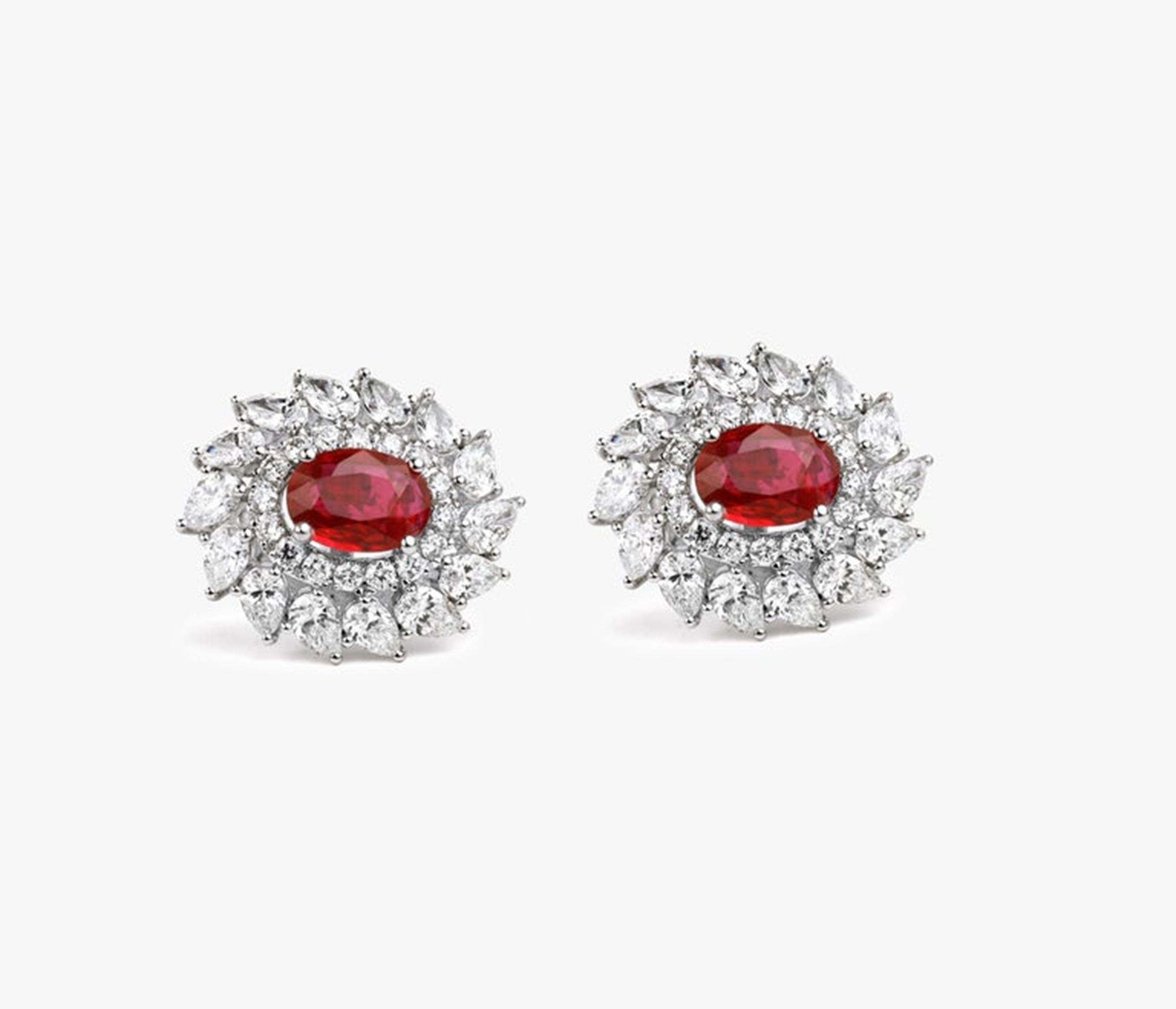 Excepcionales pendientes de rubí natural ovalado, halo de diamantes en oro de 18 quilates en Nuevo estado para la venta en Jaipur, RJ