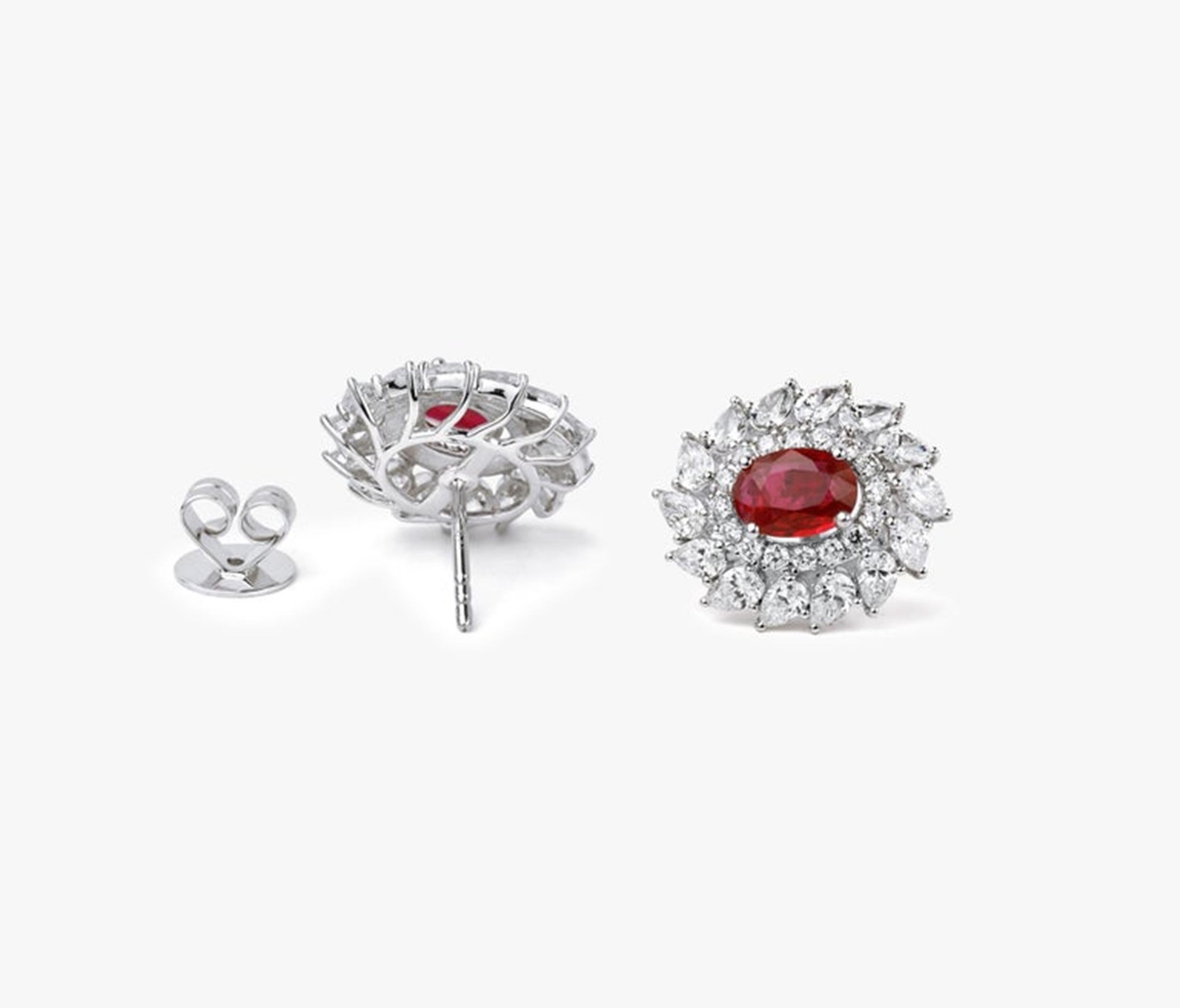 De las mujeres Excepcionales pendientes de rubí natural ovalado, halo de diamantes en oro de 18 quilates en venta