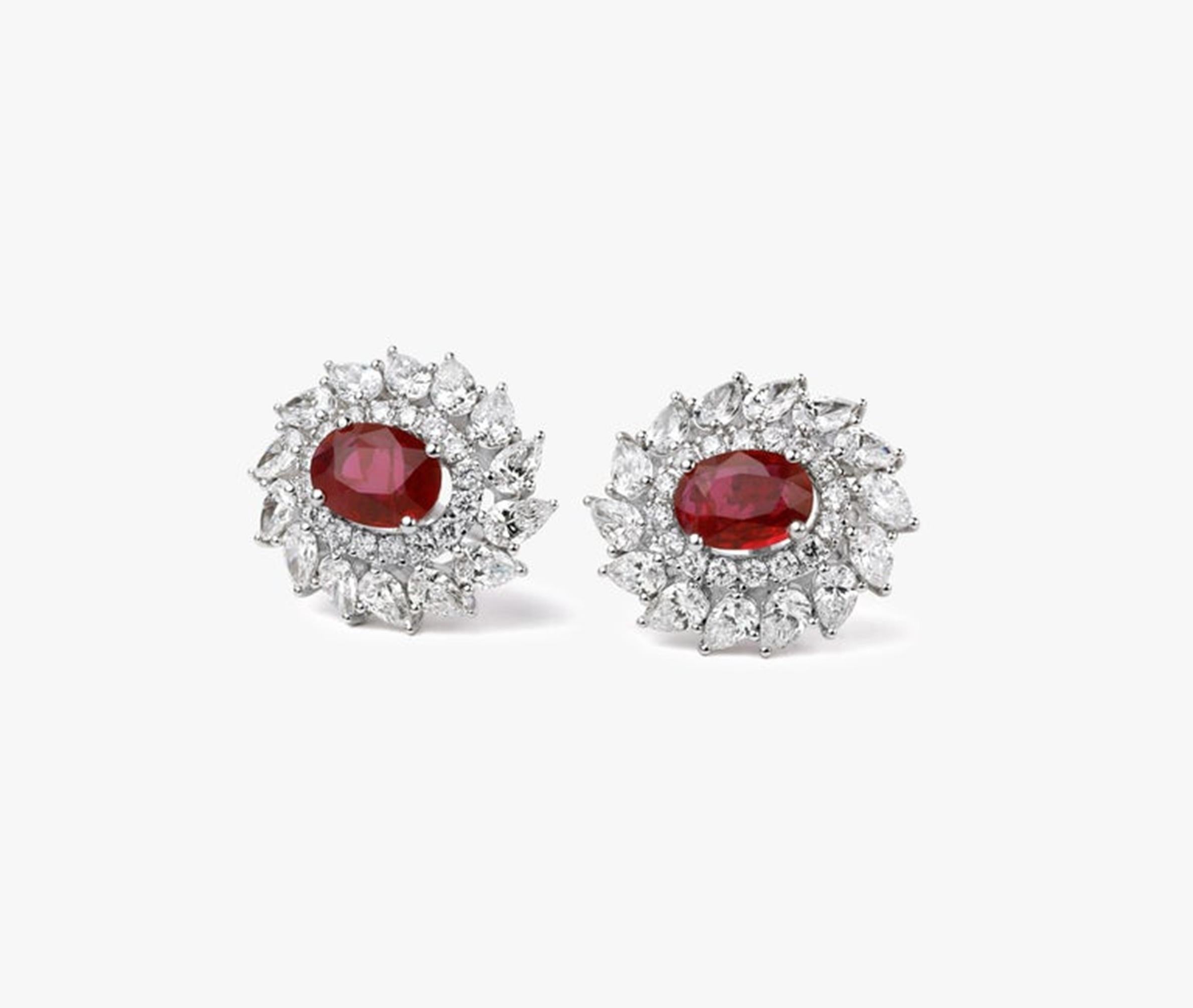 Excepcionales pendientes de rubí natural ovalado, halo de diamantes en oro de 18 quilates en venta 1