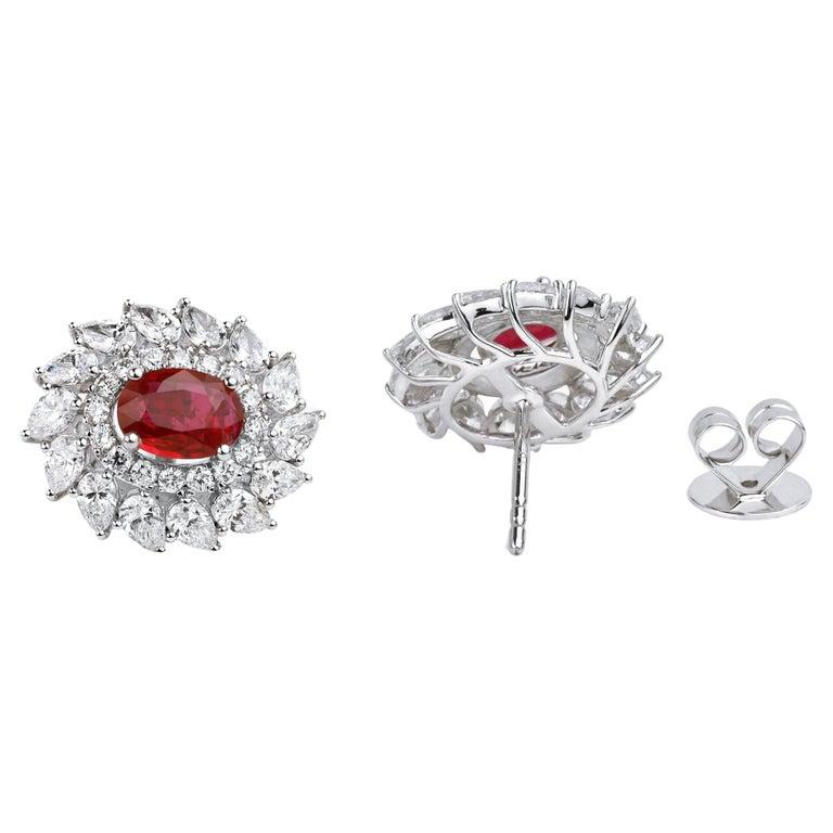Excepcionales pendientes de rubí natural ovalado, halo de diamantes en oro de 18 quilates en venta 2