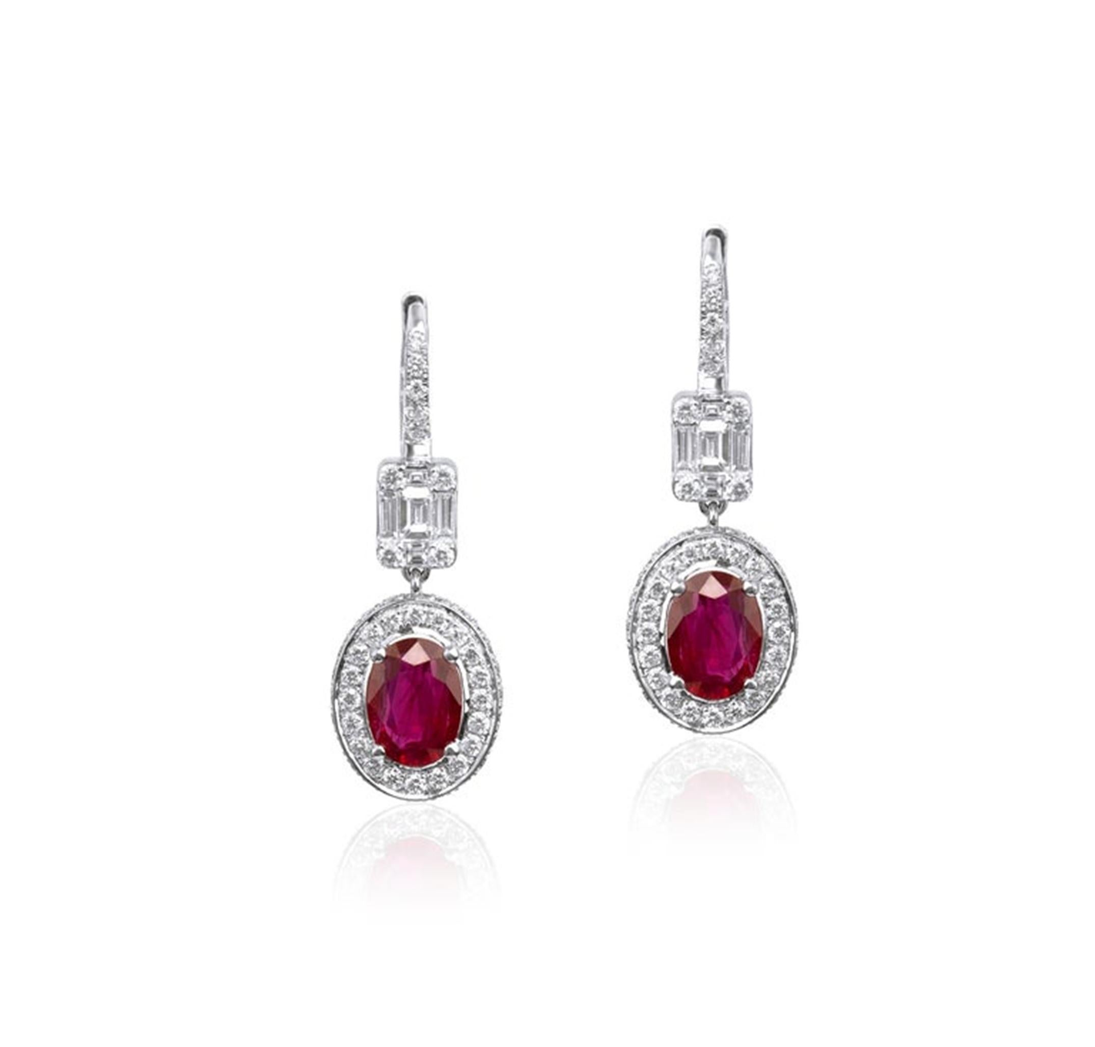 De las mujeres Excepcionales pendientes colgantes de rubí natural ovalado, halo de diamantes en oro de 18k en venta