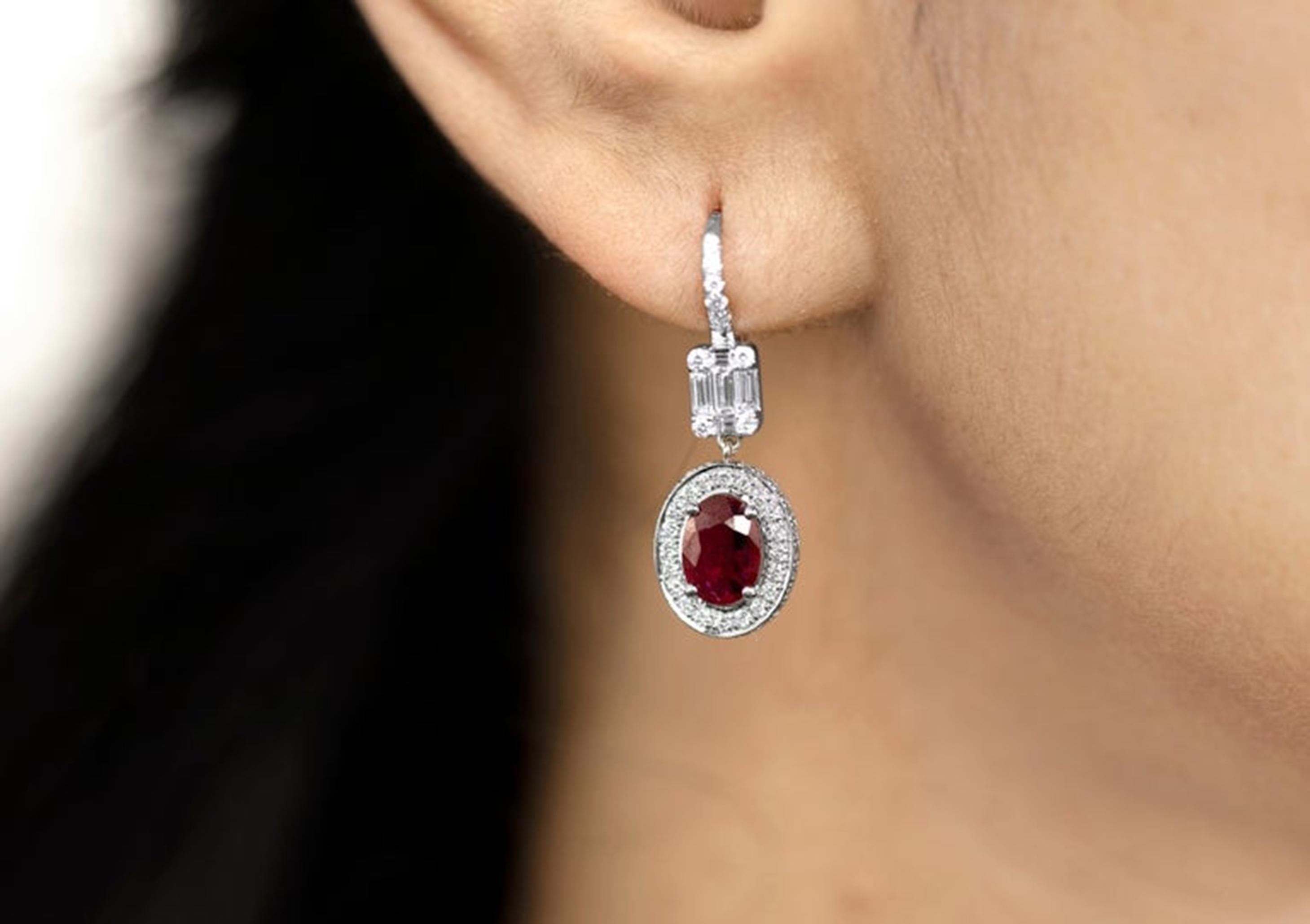 Excepcionales pendientes colgantes de rubí natural ovalado, halo de diamantes en oro de 18k en venta 1