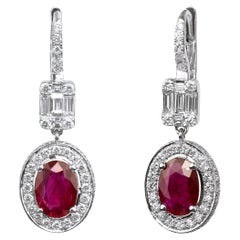 Excepcionales pendientes colgantes de rubí natural ovalado, halo de diamantes en oro de 18k