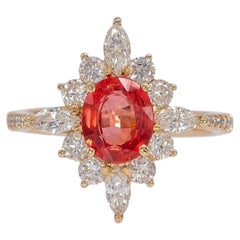 Ring mit einem 1,5-Karat-Padparadscha-Saphir und natürlichen Diamanten als Akzente: Massives 14-Karat-Gold