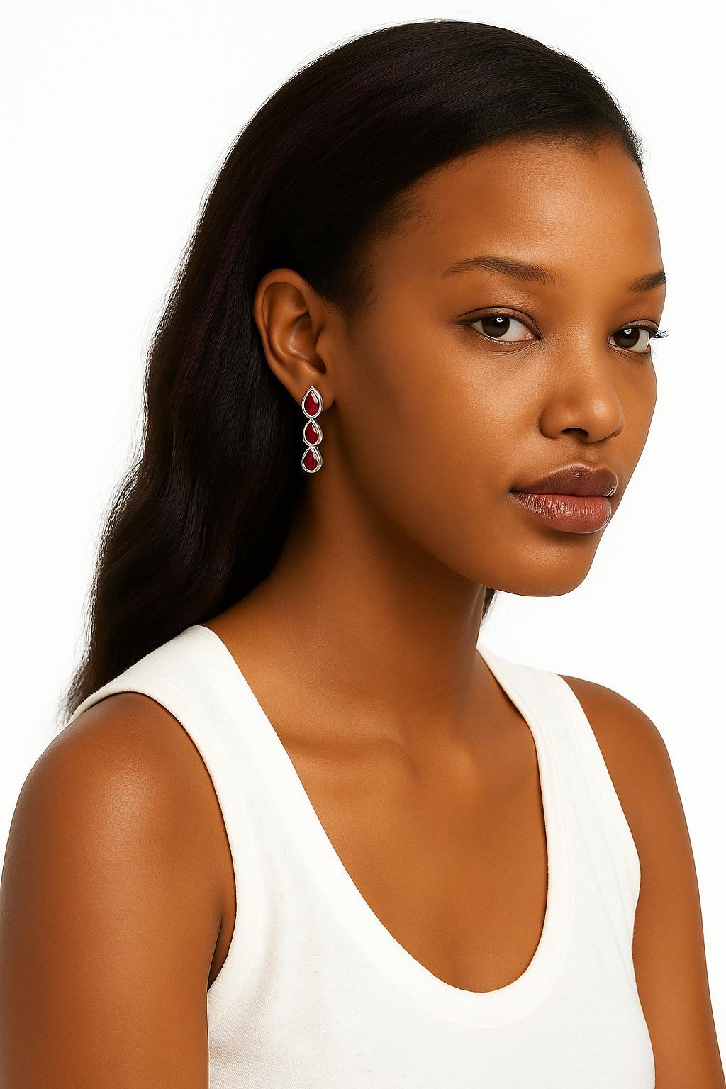 Habillez vos oreilles de sophistication avec nos boucles d'oreilles pendantes en grenat poire à 3 pierres. Avec un trio de 3 grenats poire par boucle d'oreille, ces boucles d'oreilles pendantes garantissent un maximum d'éclat et de brillance, vous
