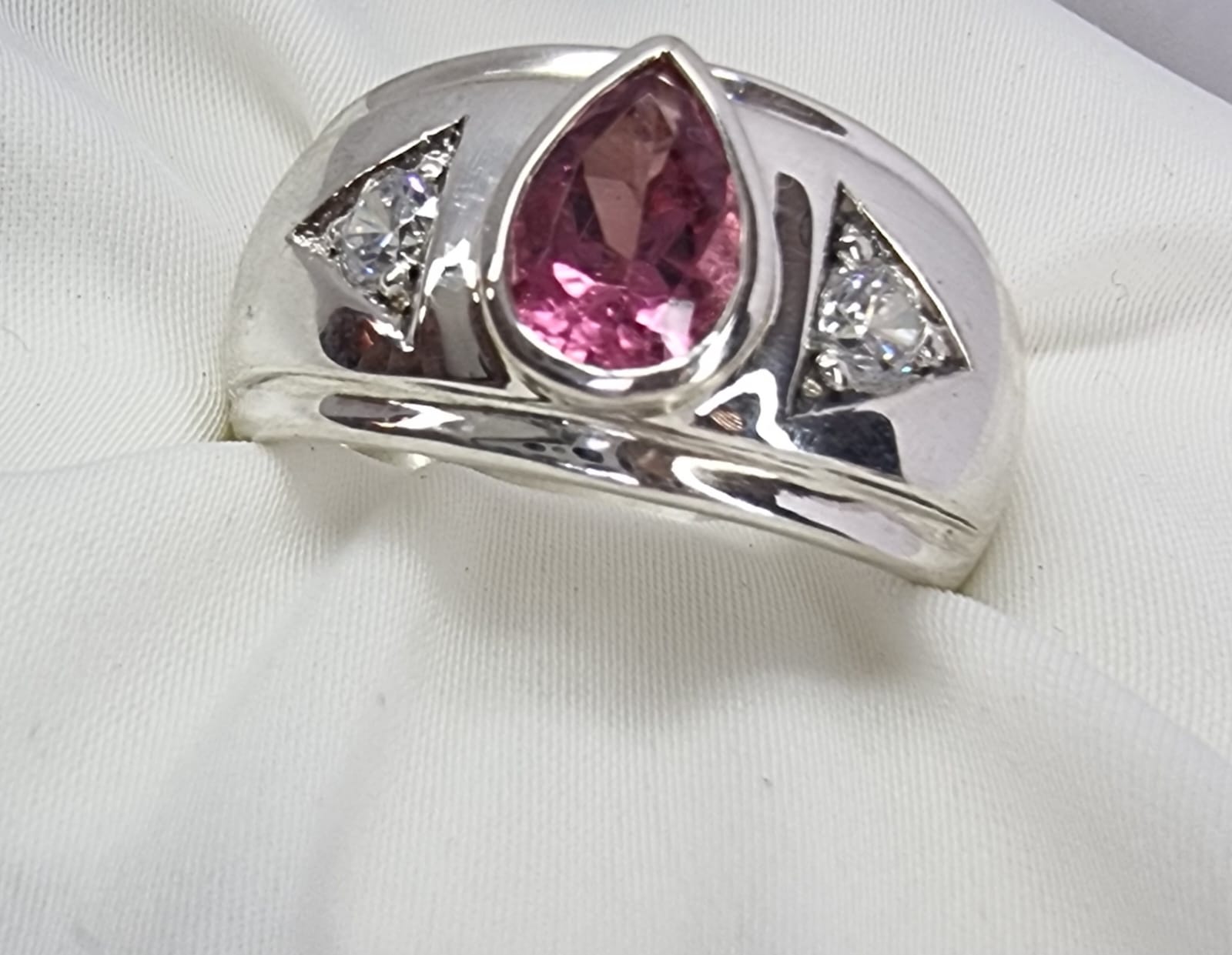 Dieser bezaubernde Ring aus rosafarbenem Turmalin verbindet natürliche Schönheit mit handwerklichem Können. Die Edelsteine im Birnenschliff haben eine leuchtende Farbe und funkeln, was sie zu einem einzigartigen und auffälligen Schmuckstück