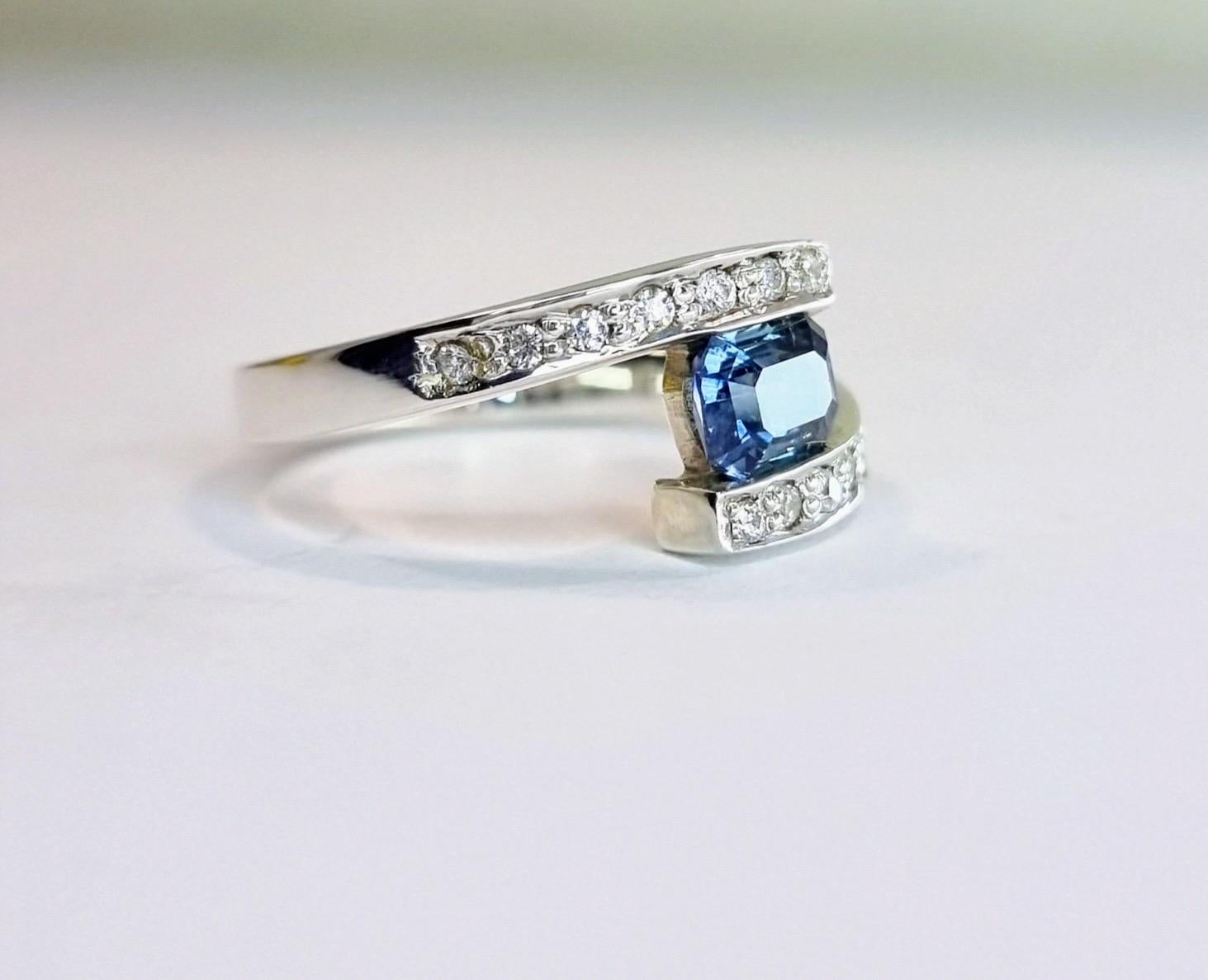 1.5Ct  Rectangular Natural Blue Sapphire Bypass Ring In New Condition For Sale In Lanham, MD