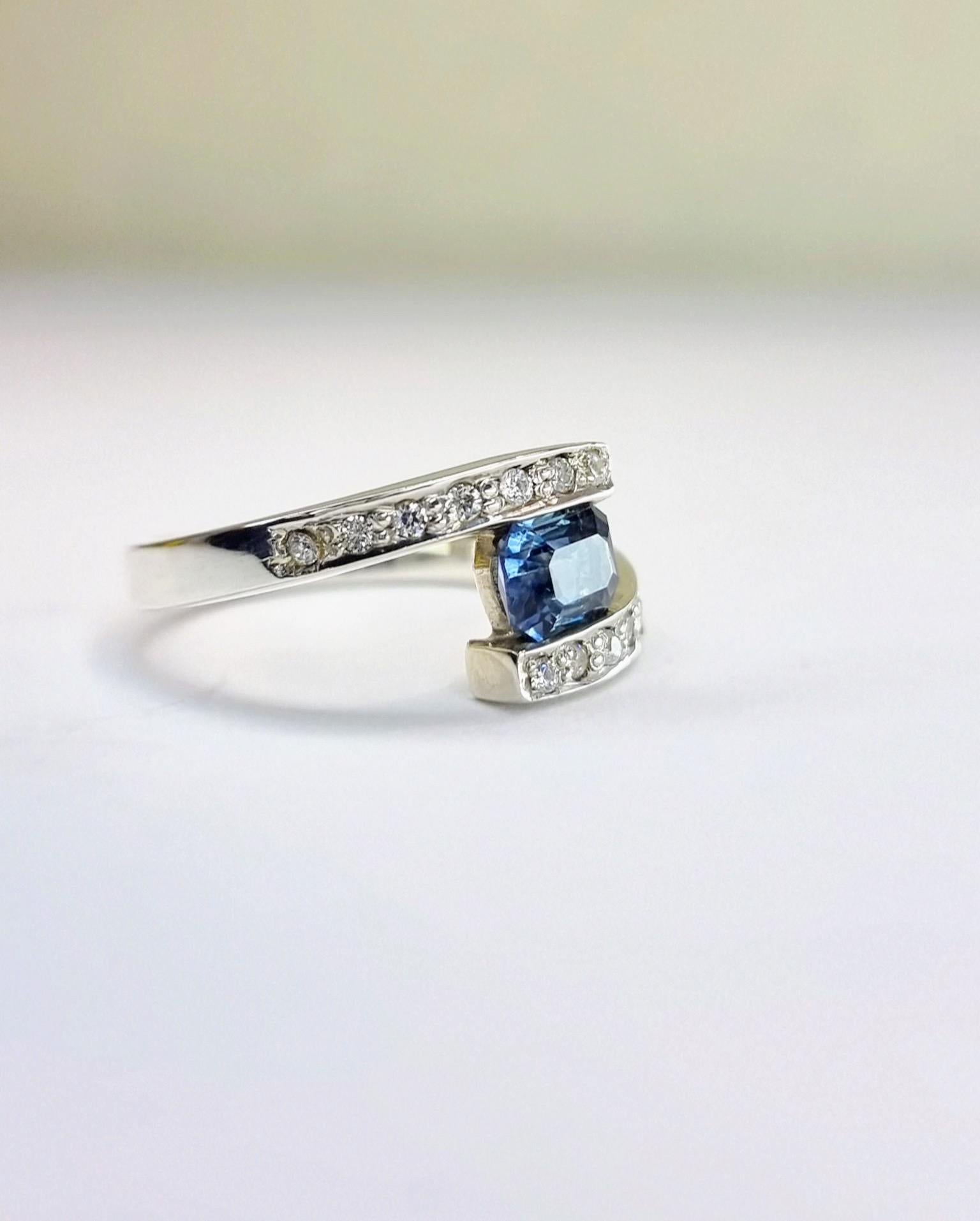 Women's or Men's 1.5Ct  Rectangular Natural Blue Sapphire Bypass Ring For Sale